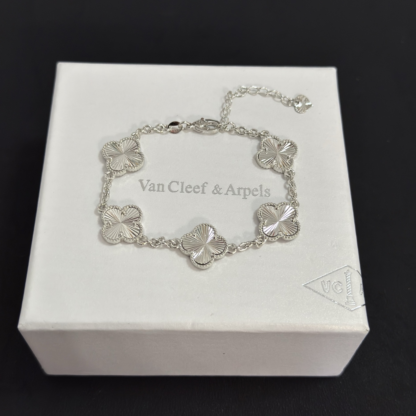 Bracciale Van Cleef Arpels Alhambra in metallo argentato con motivi di trifoglio inciso guilloché 19 cm