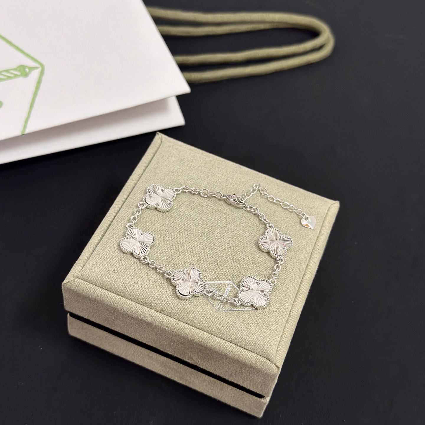 Bracciale Van Cleef Arpels Alhambra in metallo argentato con motivi di trifoglio inciso guilloché 19 cm