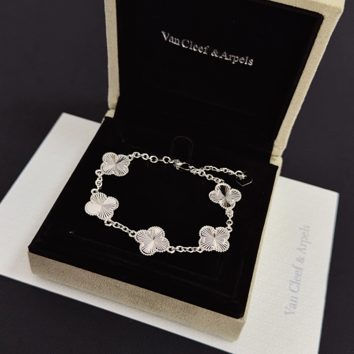 Bracciale Van Cleef Arpels Alhambra in metallo argentato con motivi di trifoglio inciso guilloché 19 cm