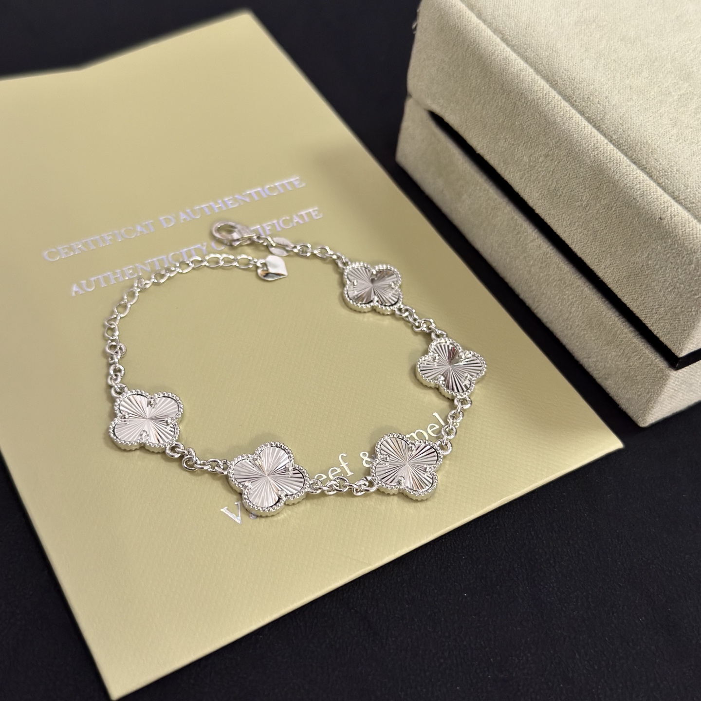 Bracciale Van Cleef Arpels Alhambra in metallo argentato con motivi di trifoglio inciso guilloché 19 cm