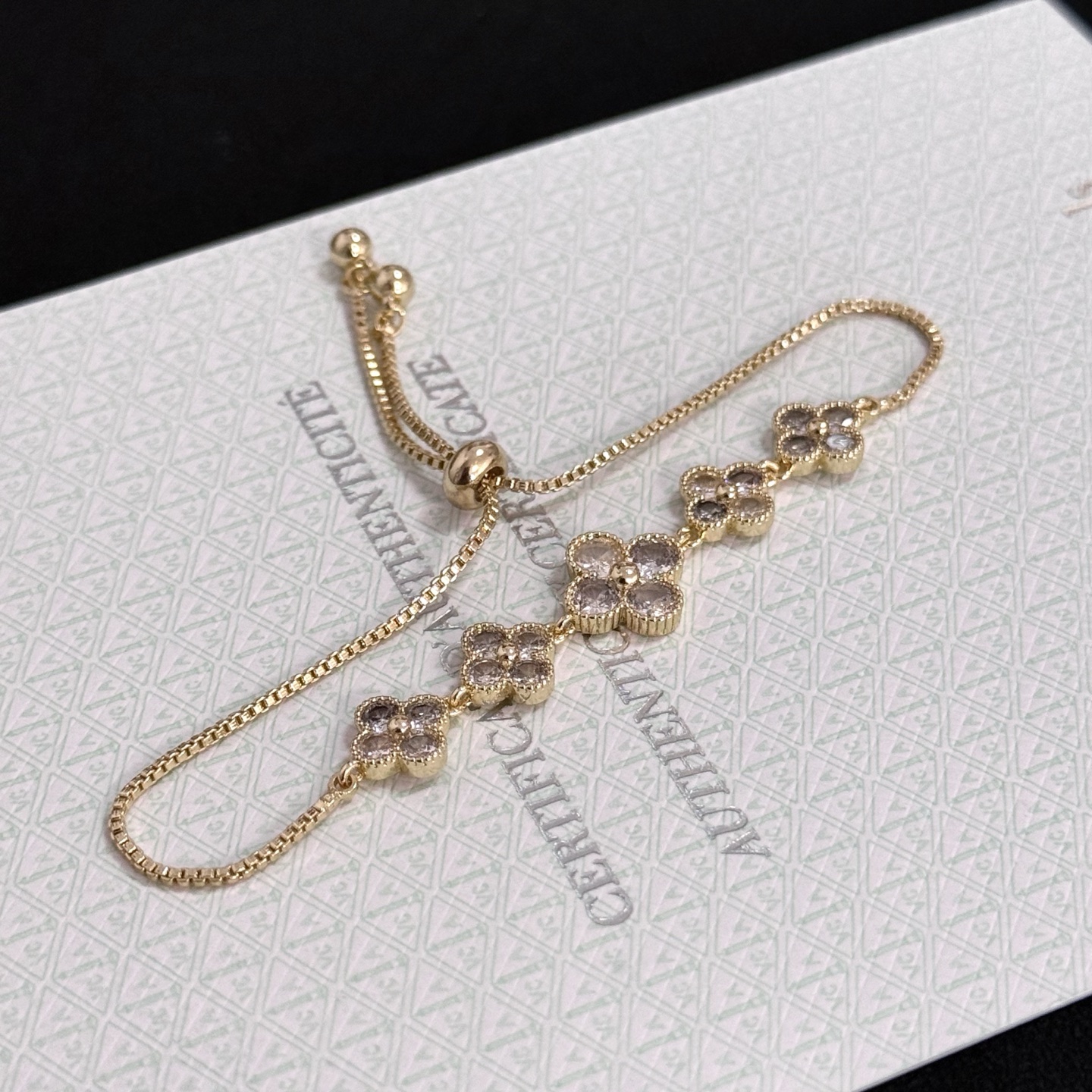 Bracciale Van Cleef Arpels Alhambra in metallo color oro con accenti in pietra sfaccettata trasparente, catena scorrevole regolabile, lunghezza massima 22 cm