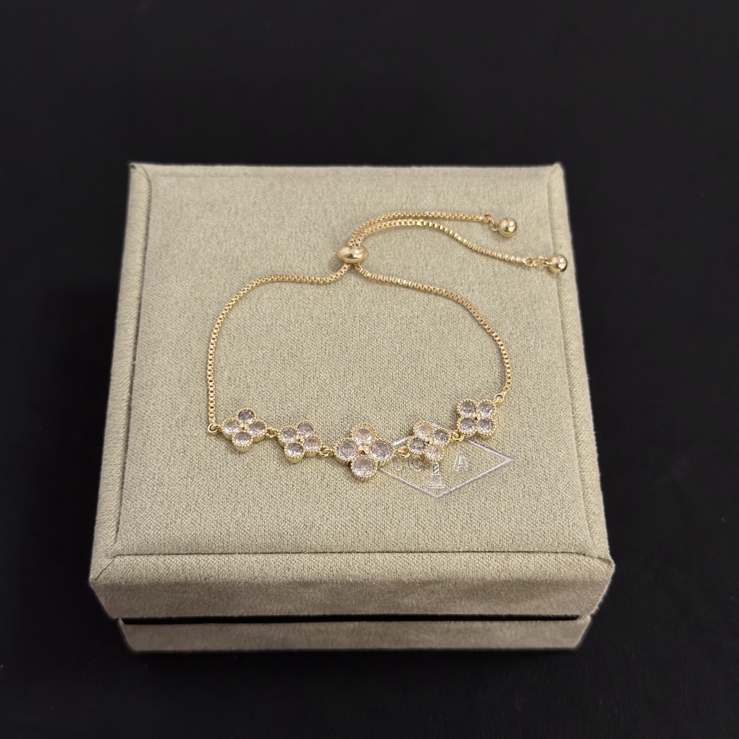 Bracciale Van Cleef Arpels Alhambra in metallo color oro con accenti in pietra sfaccettata trasparente, catena scorrevole regolabile, lunghezza massima 22 cm