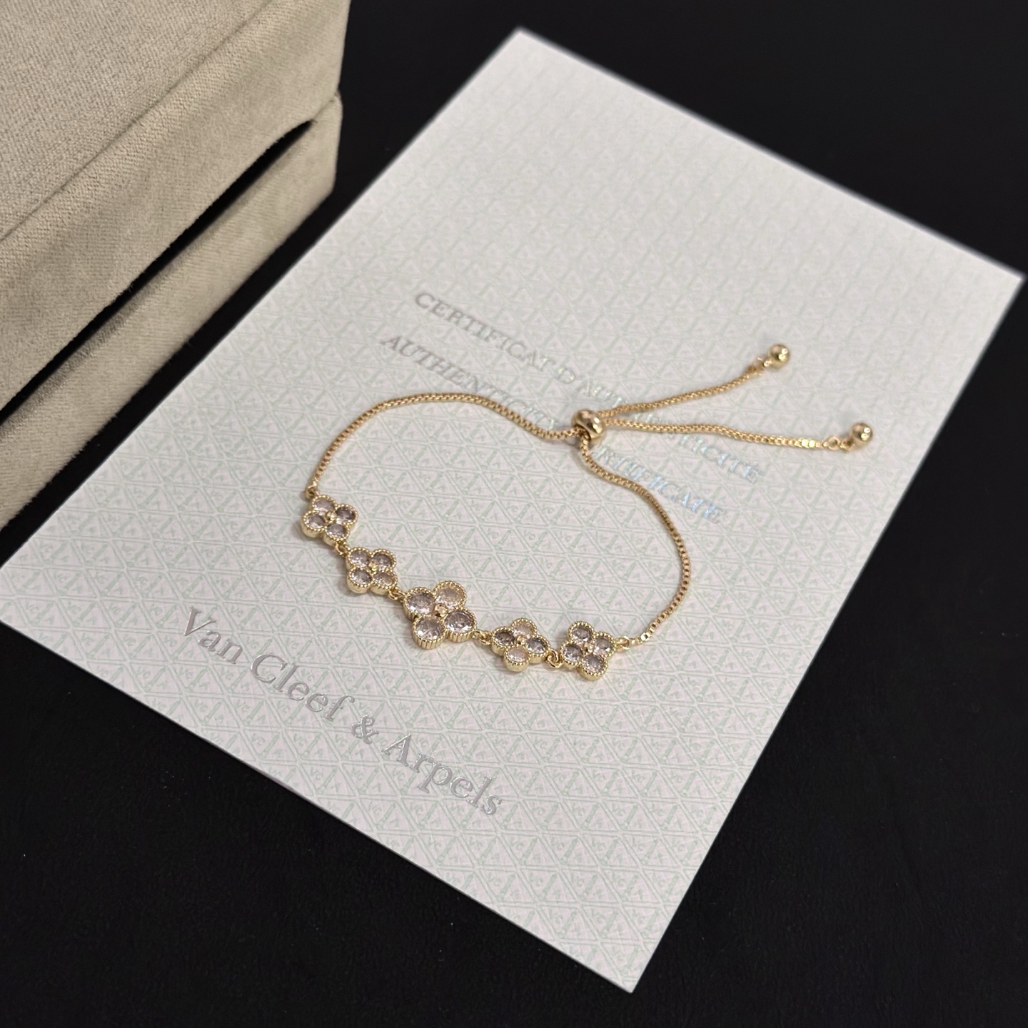 Bracciale Van Cleef Arpels Alhambra in metallo color oro con accenti in pietra sfaccettata trasparente, catena scorrevole regolabile, lunghezza massima 22 cm