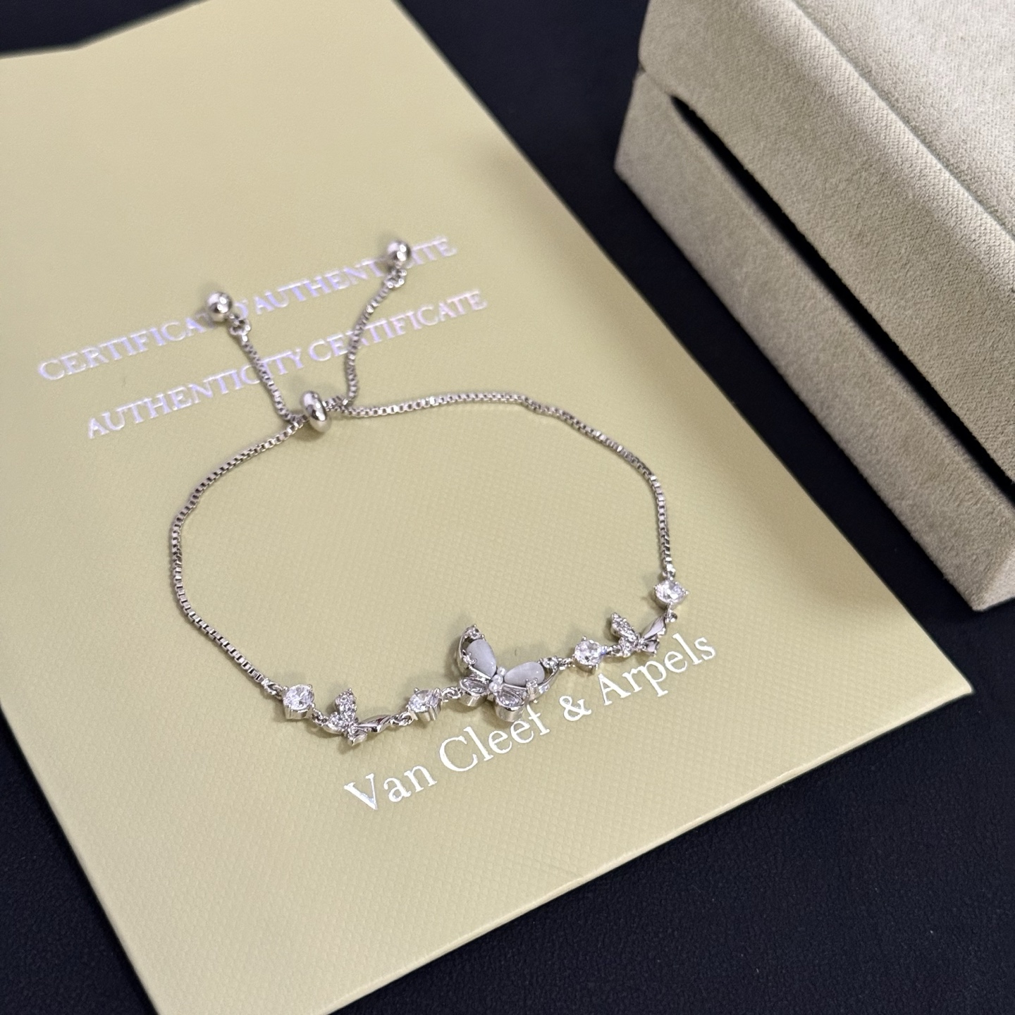 Bracciale regolabile Van Cleef Arpels con motivo a farfalla intarsiato con diamanti Metallo in oro bianco color argento con accenti di diamanti chiari e intarsi a farfalla in madreperla Chiusura scorrevole regolabile per polsi da 15-20 cm