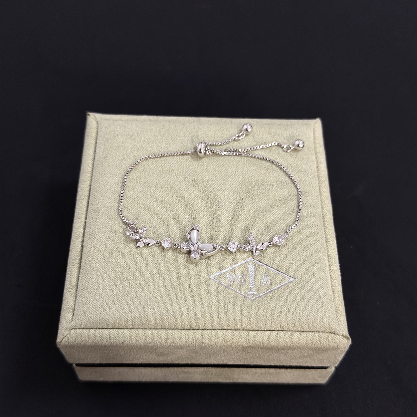 Bracciale regolabile Van Cleef Arpels con motivo a farfalla intarsiato con diamanti Metallo in oro bianco color argento con accenti di diamanti chiari e intarsi a farfalla in madreperla Chiusura scorrevole regolabile per polsi da 15-20 cm