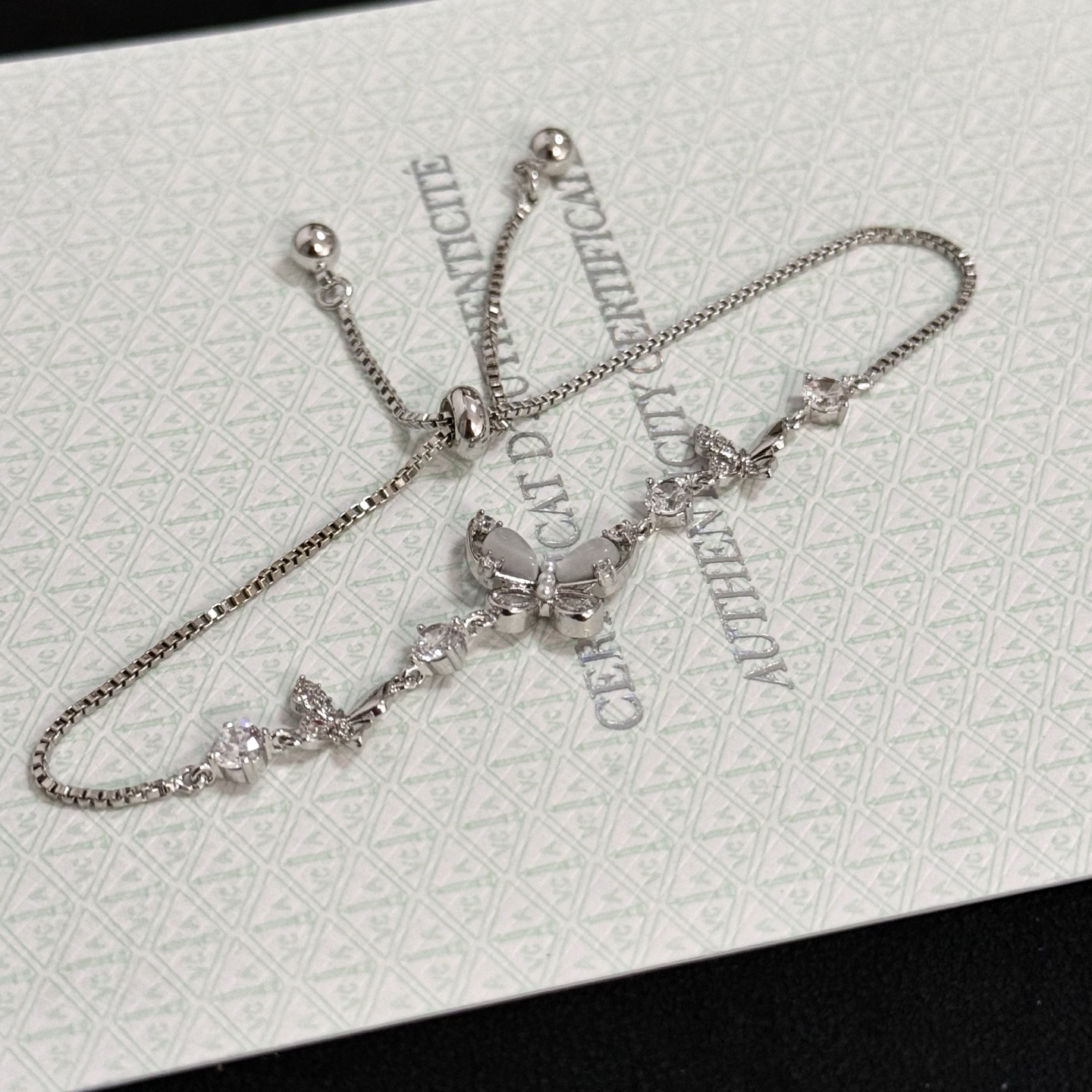 Bracciale regolabile Van Cleef Arpels con motivo a farfalla intarsiato con diamanti Metallo in oro bianco color argento con accenti di diamanti chiari e intarsi a farfalla in madreperla Chiusura scorrevole regolabile per polsi da 15-20 cm