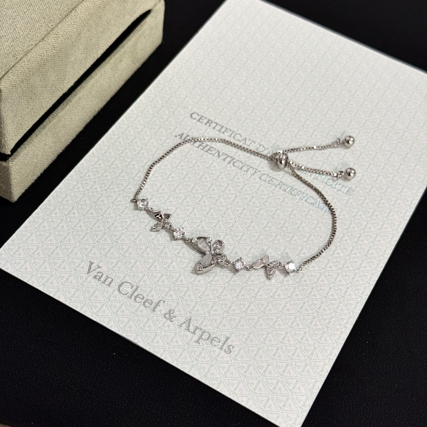 Bracciale regolabile Van Cleef Arpels con motivo a farfalla intarsiato con diamanti Metallo in oro bianco color argento con accenti di diamanti chiari e intarsi a farfalla in madreperla Chiusura scorrevole regolabile per polsi da 15-20 cm