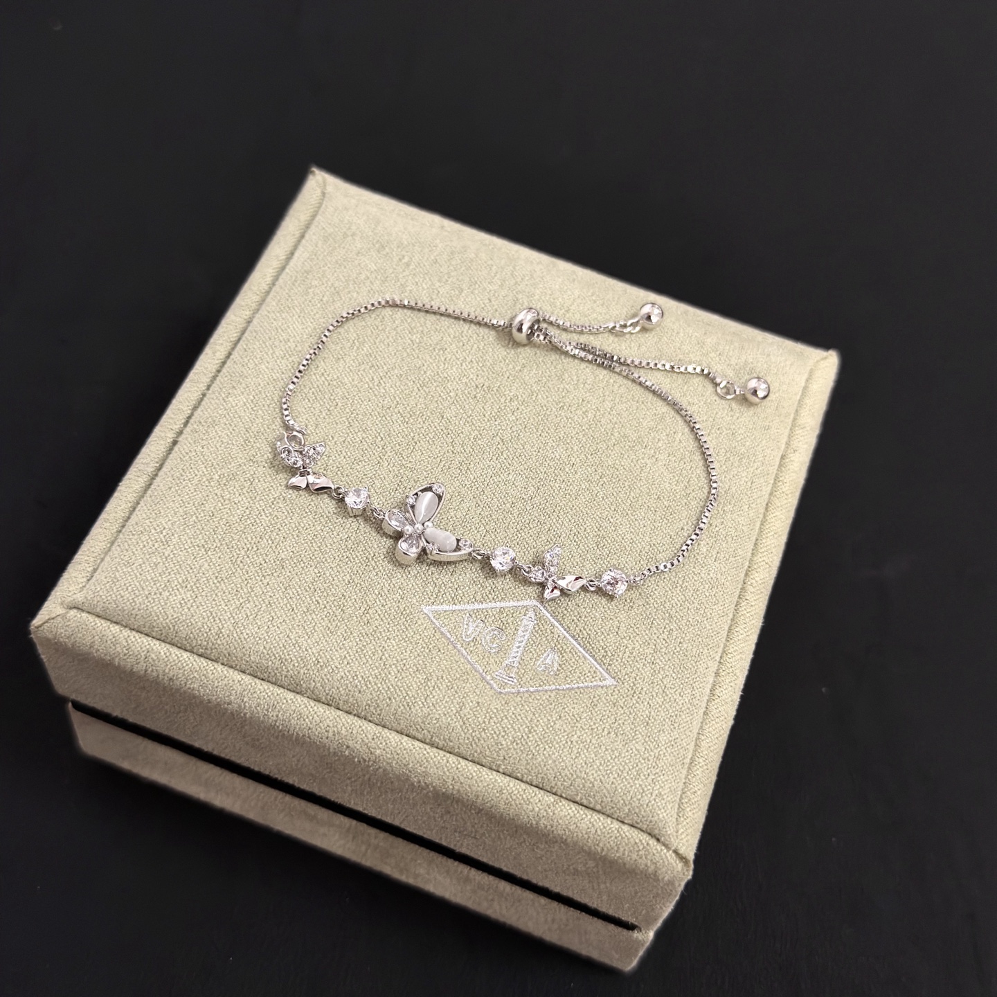Bracciale regolabile Van Cleef Arpels con motivo a farfalla intarsiato con diamanti Metallo in oro bianco color argento con accenti di diamanti chiari e intarsi a farfalla in madreperla Chiusura scorrevole regolabile per polsi da 15-20 cm