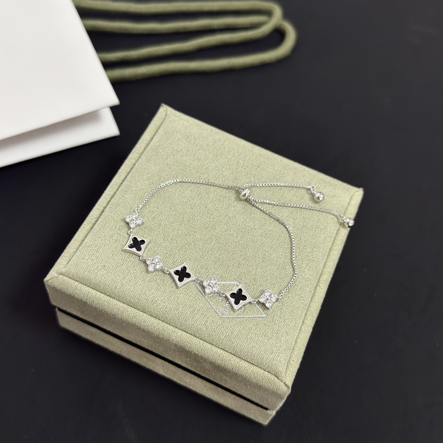Bracciale Van Cleef Arpels Alhambra Metallo color argento intarsio in onice nero accenti di diamanti trasparenti Catena bolo scorrevole regolabile lunghezza massima estesa 22 cm