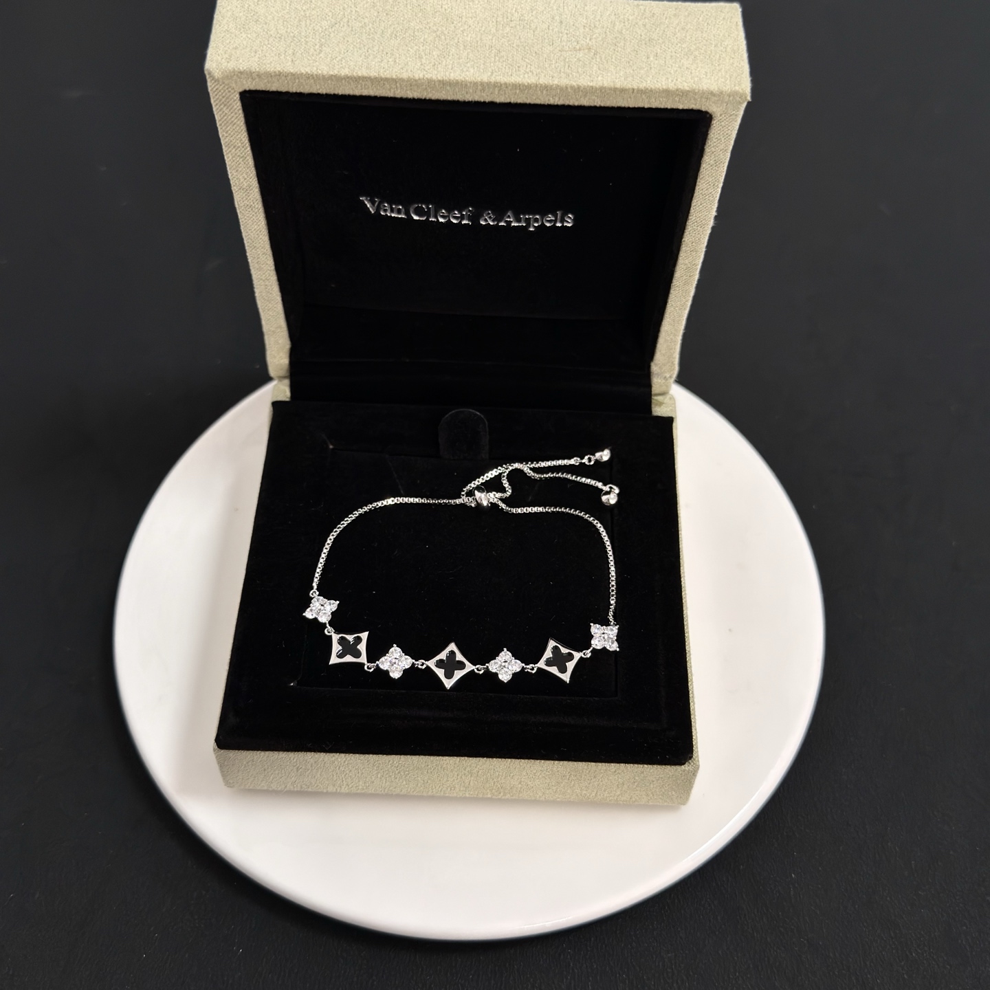 Bracciale Van Cleef Arpels Alhambra Metallo color argento intarsio in onice nero accenti di diamanti trasparenti Catena bolo scorrevole regolabile lunghezza massima estesa 22 cm