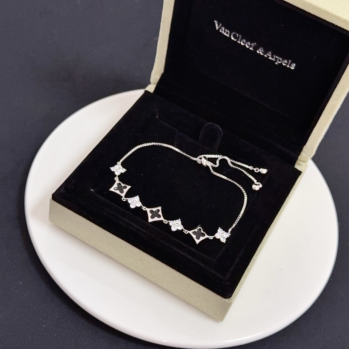 Bracciale Van Cleef Arpels Alhambra Metallo color argento intarsio in onice nero accenti di diamanti trasparenti Catena bolo scorrevole regolabile lunghezza massima estesa 22 cm