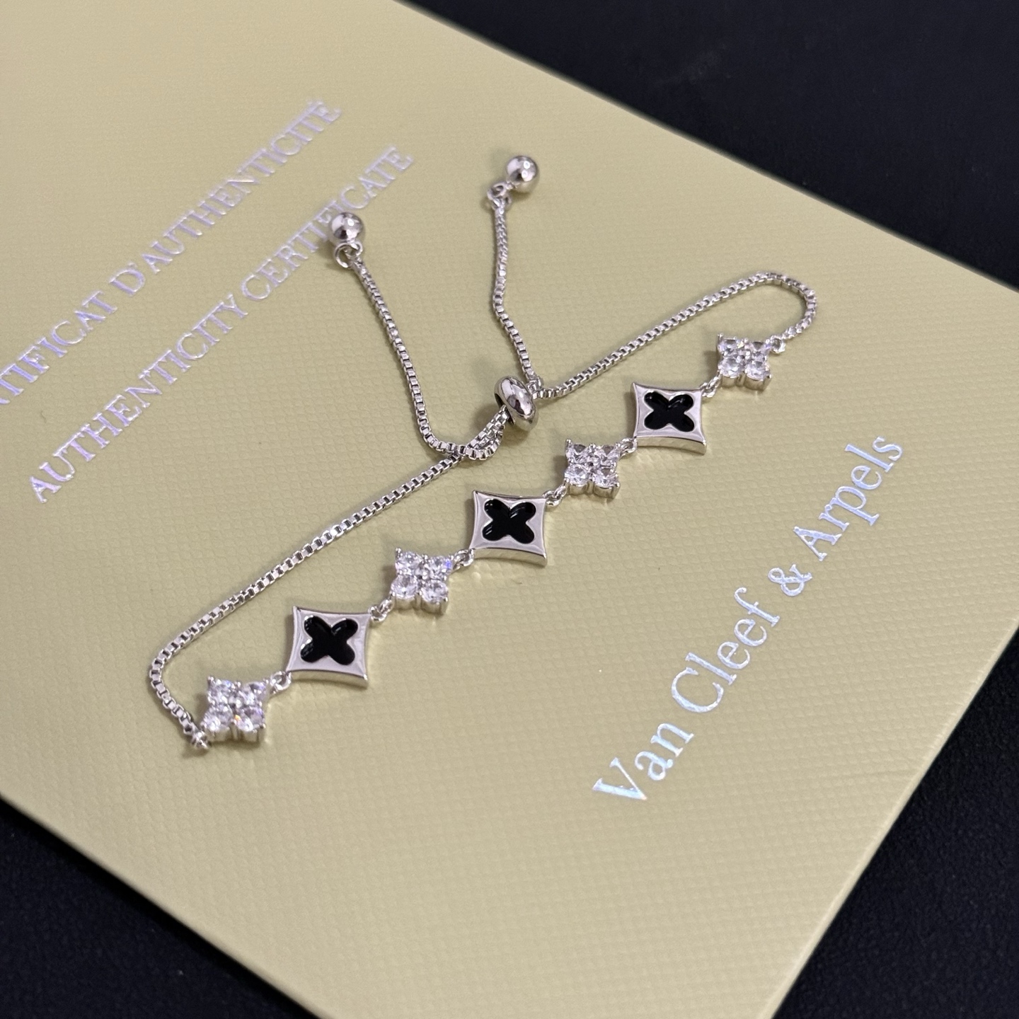 Bracciale Van Cleef Arpels Alhambra Metallo color argento intarsio in onice nero accenti di diamanti trasparenti Catena bolo scorrevole regolabile lunghezza massima estesa 22 cm