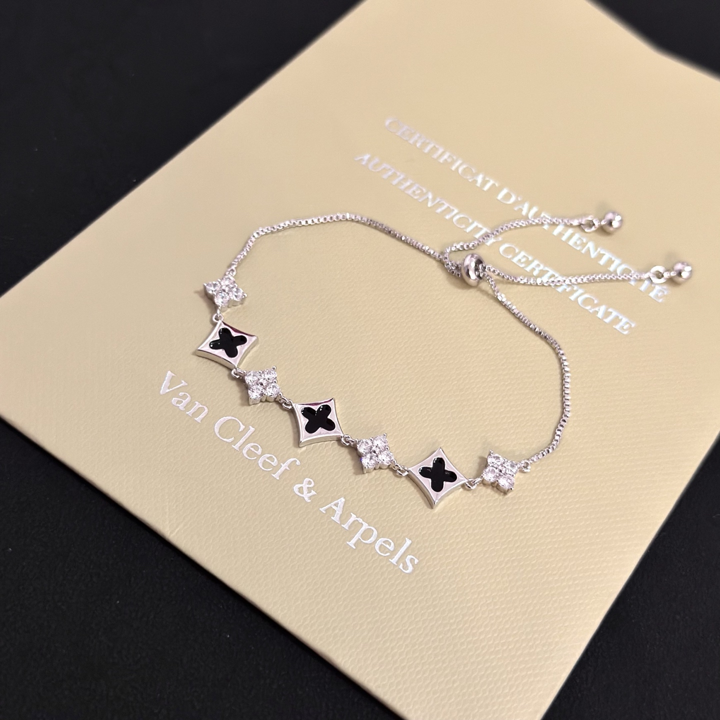 Bracciale Van Cleef Arpels Alhambra Metallo color argento intarsio in onice nero accenti di diamanti trasparenti Catena bolo scorrevole regolabile lunghezza massima estesa 22 cm