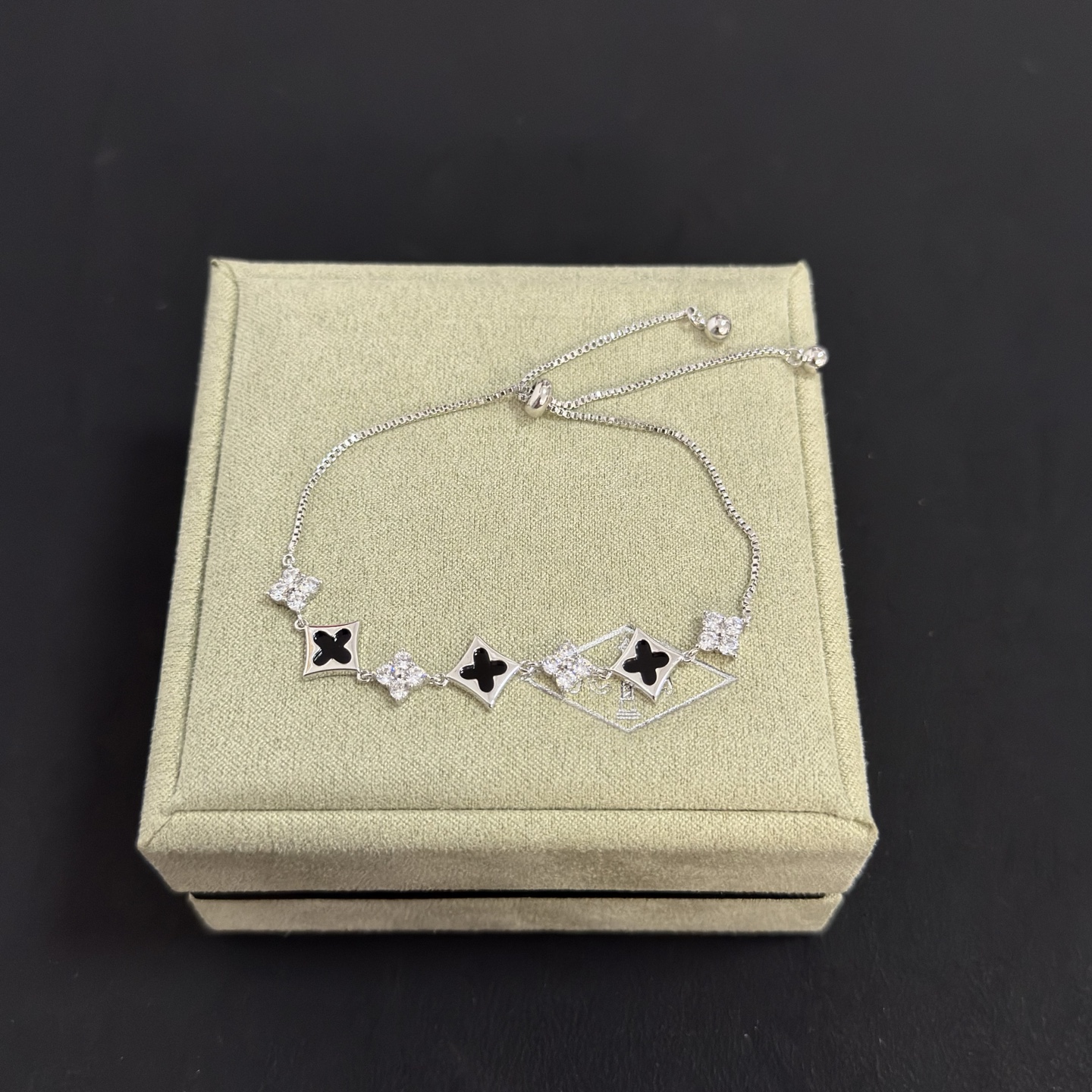 Bracciale Van Cleef Arpels Alhambra Metallo color argento intarsio in onice nero accenti di diamanti trasparenti Catena bolo scorrevole regolabile lunghezza massima estesa 22 cm