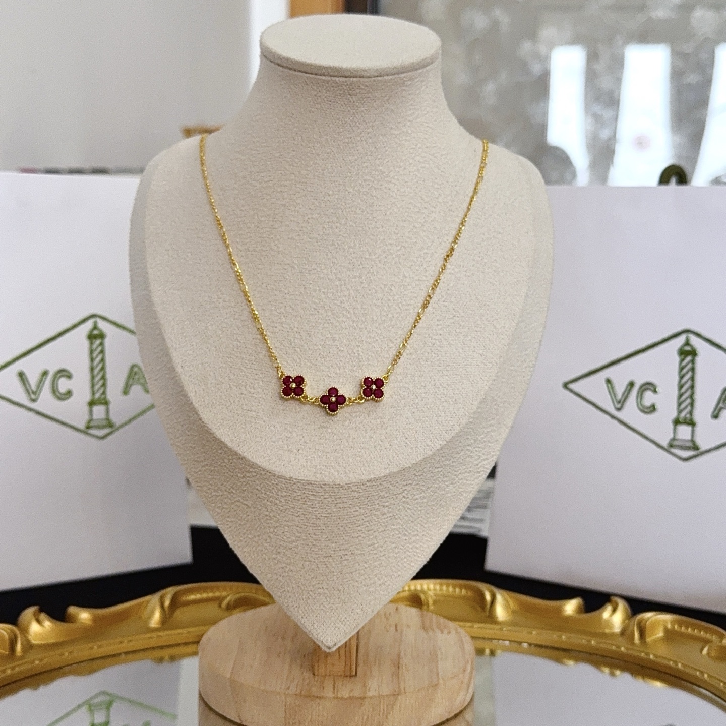 Collana Van Cleef Arpels Alhambra in oro giallo con motivi di trifoglio rosso intenso 42 cm