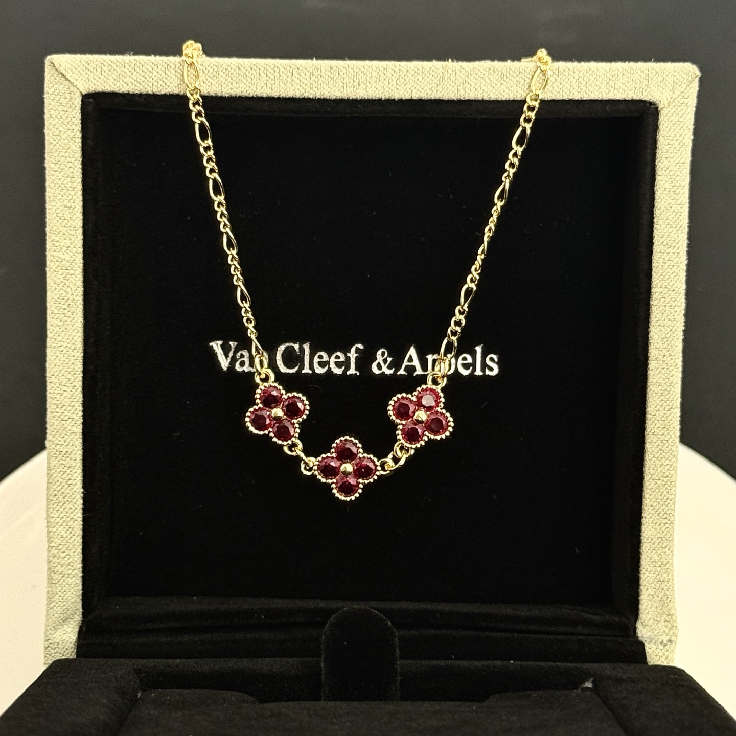 Collana Van Cleef Arpels Alhambra in oro giallo con motivi di trifoglio rosso intenso 42 cm