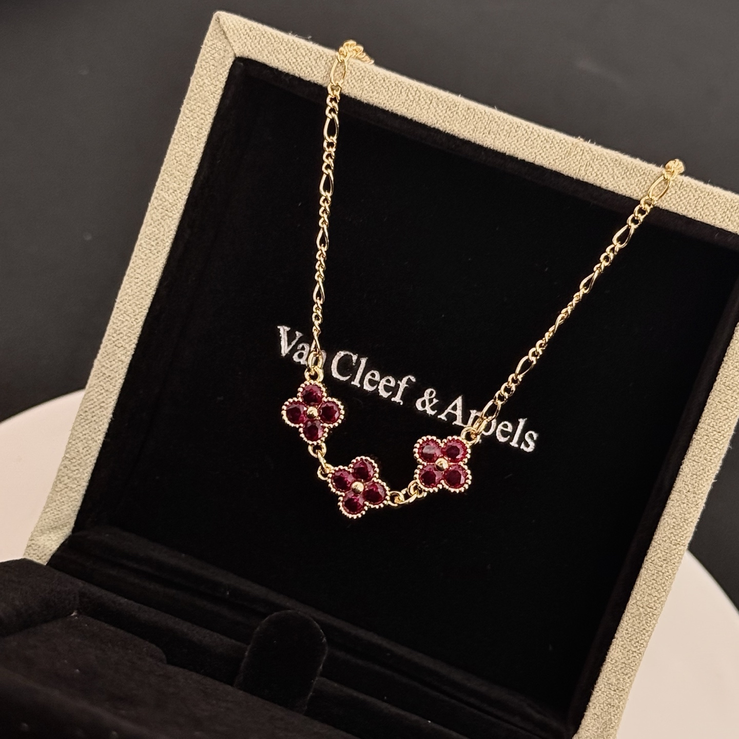 Collana Van Cleef Arpels Alhambra in oro giallo con motivi di trifoglio rosso intenso 42 cm