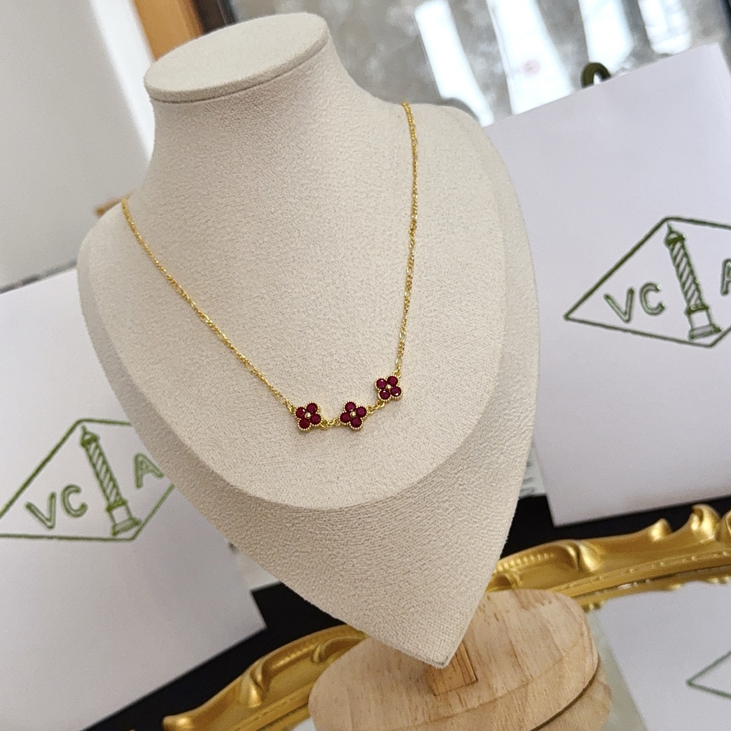 Collana Van Cleef Arpels Alhambra in oro giallo con motivi di trifoglio rosso intenso 42 cm
