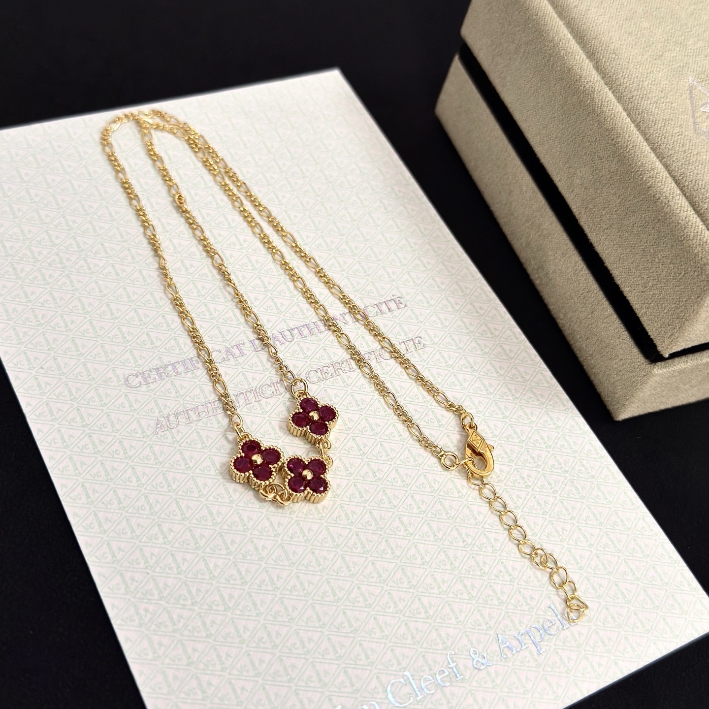 Collana Van Cleef Arpels Alhambra in oro giallo con motivi di trifoglio rosso intenso 42 cm