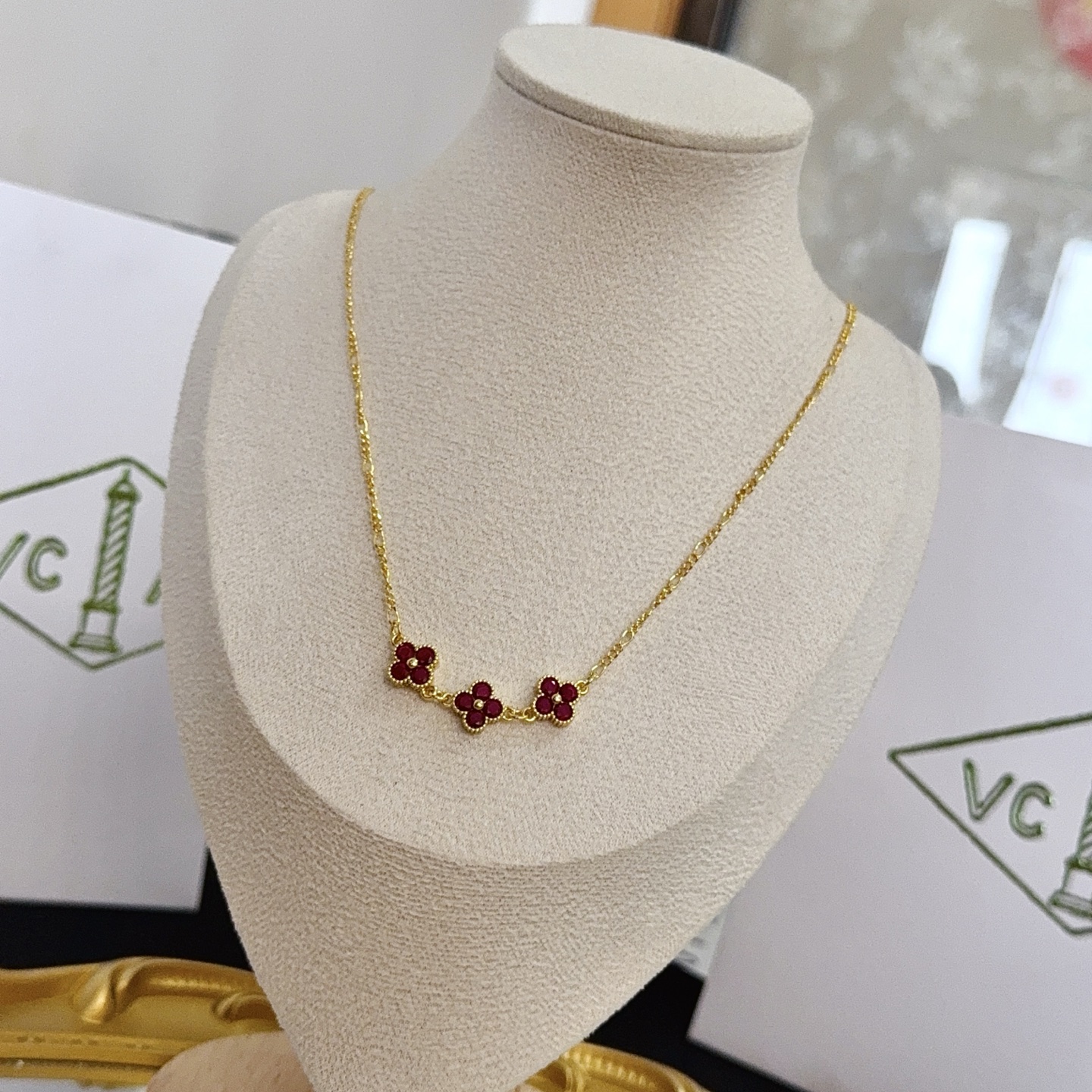 Collana Van Cleef Arpels Alhambra in oro giallo con motivi di trifoglio rosso intenso 42 cm