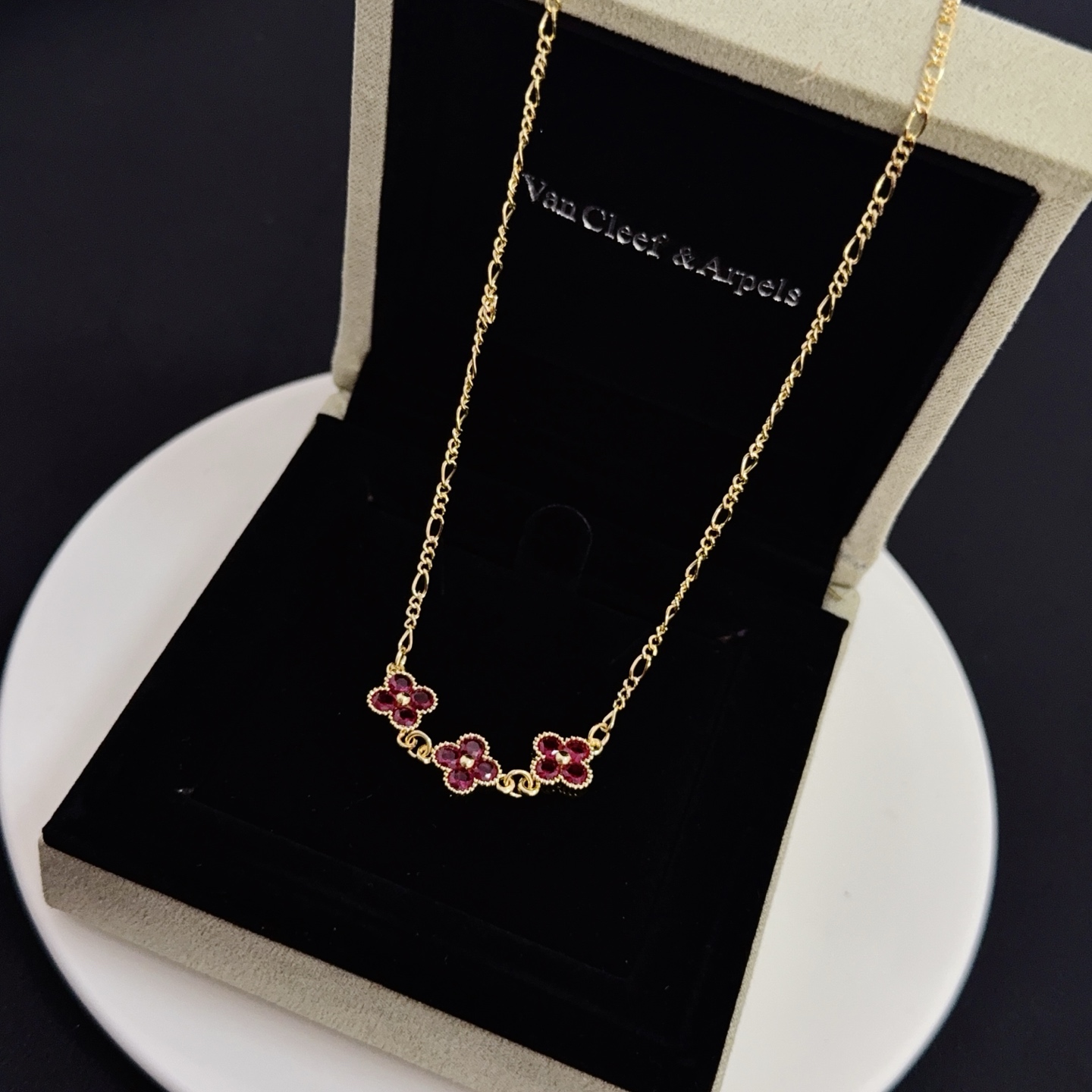 Collana Van Cleef Arpels Alhambra in oro giallo con motivi di trifoglio rosso intenso 42 cm