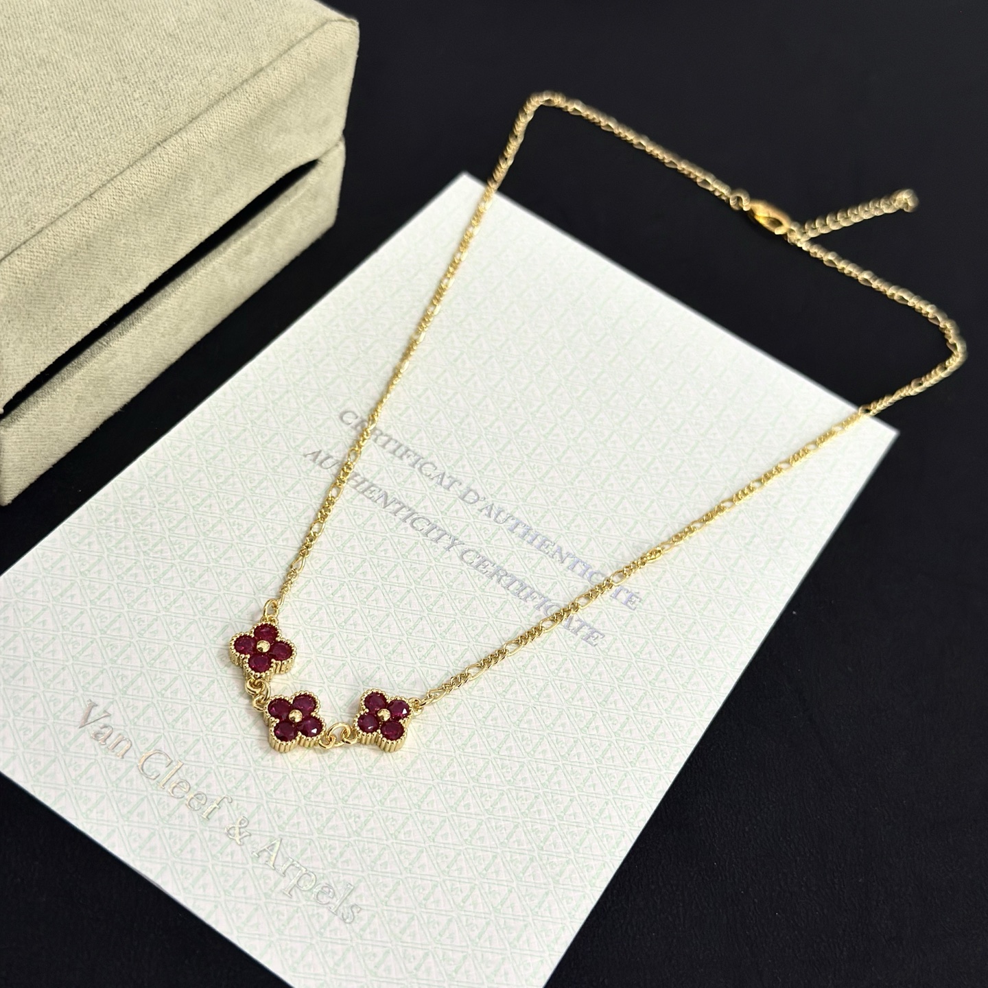 Collana Van Cleef Arpels Alhambra in oro giallo con motivi di trifoglio rosso intenso 42 cm