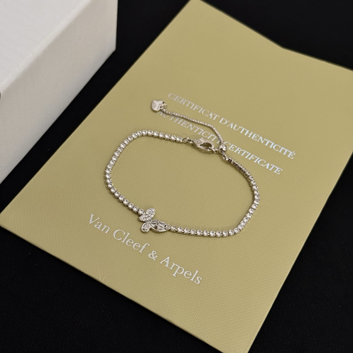 Bracciale Van Cleef Arpels Quadrifoglio Metallo color argento con intarsi di diamanti trasparenti 17 cm