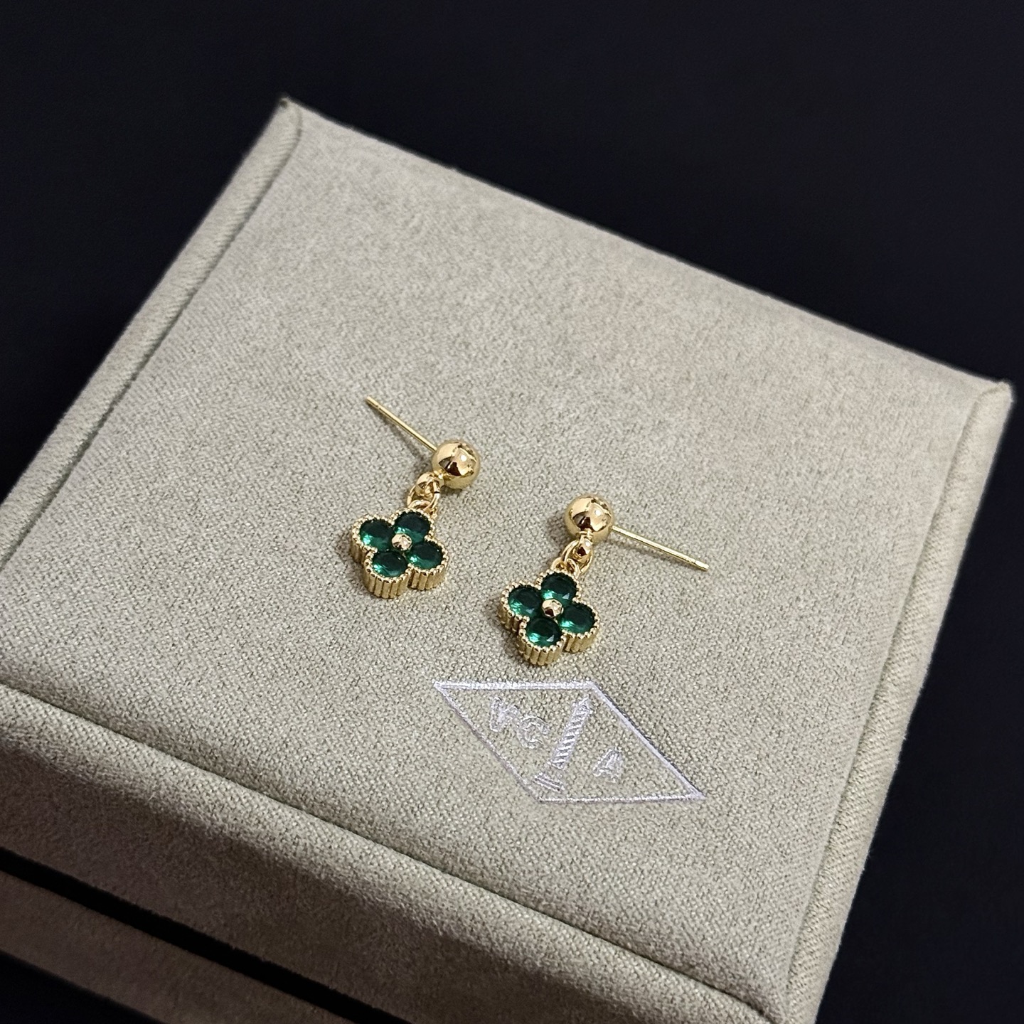 Orecchini Van Cleef Arpels Alhambra in metallo oro giallo con pietre preziose verde smeraldo pendente da 10 mm