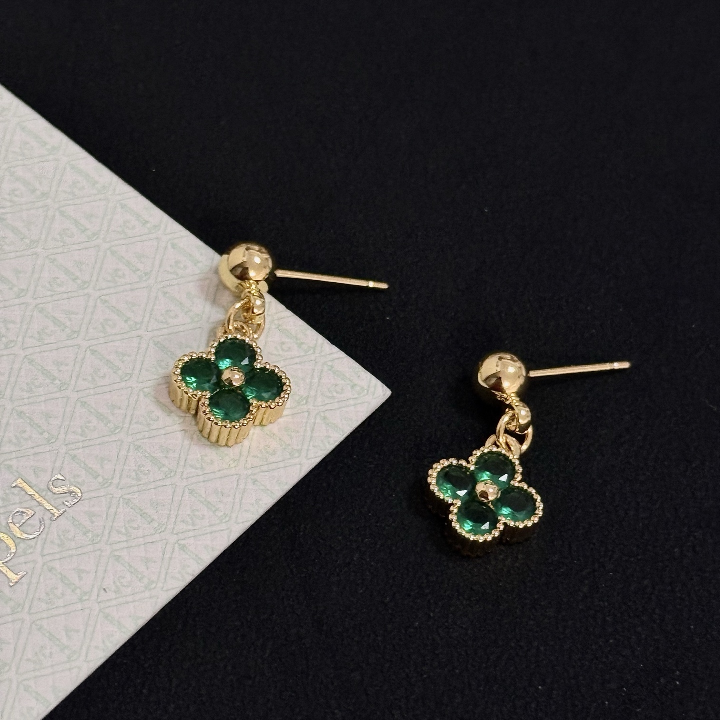 Orecchini Van Cleef Arpels Alhambra in metallo oro giallo con pietre preziose verde smeraldo pendente da 10 mm