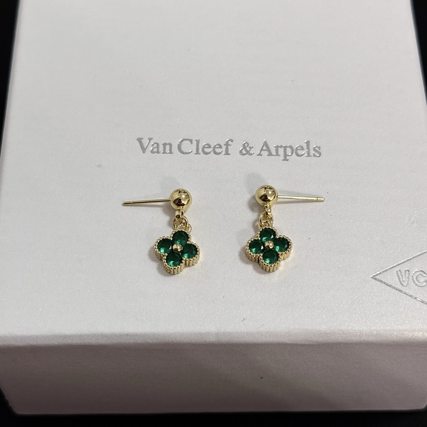 Orecchini Van Cleef Arpels Alhambra in metallo oro giallo con pietre preziose verde smeraldo pendente da 10 mm