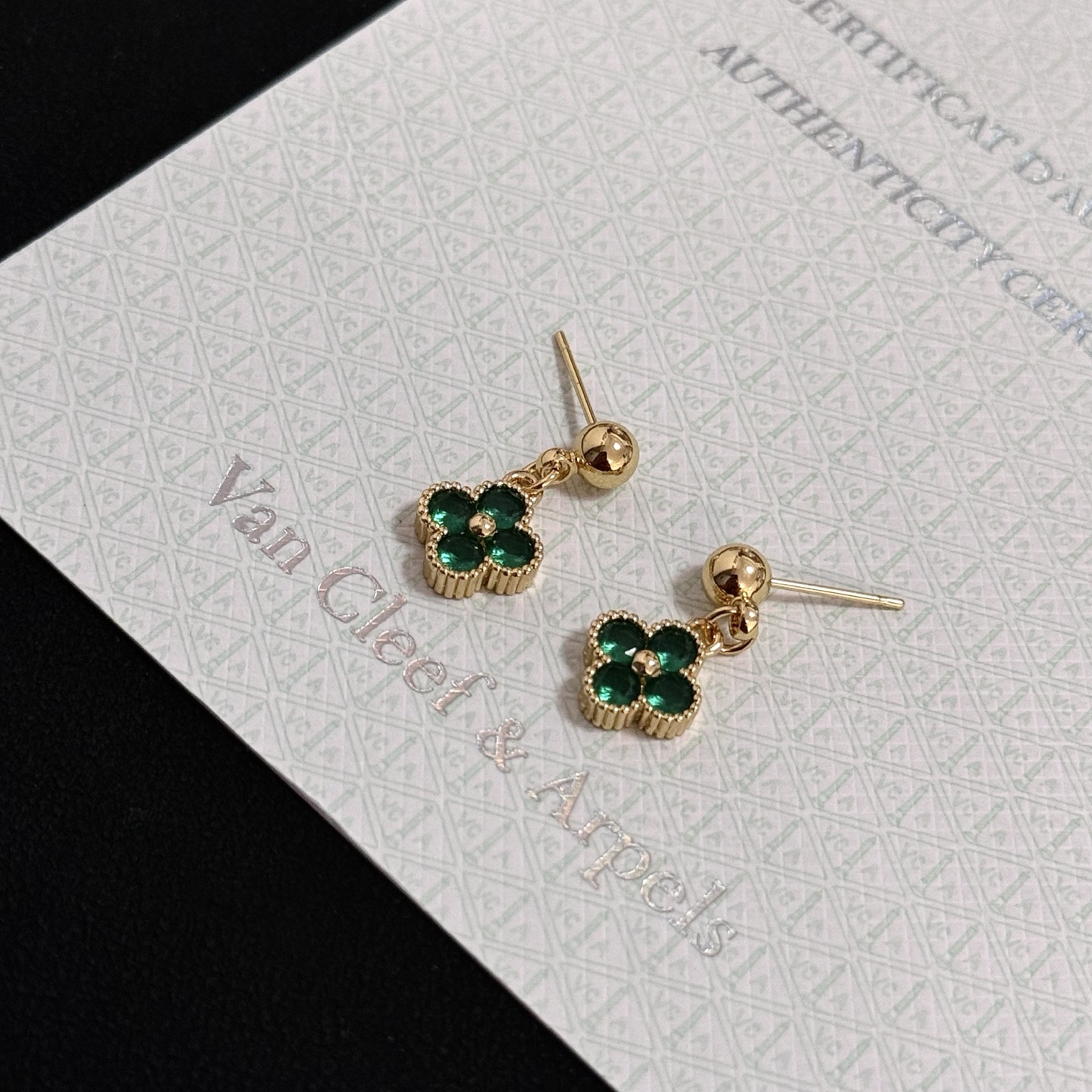 Orecchini Van Cleef Arpels Alhambra in metallo oro giallo con pietre preziose verde smeraldo pendente da 10 mm