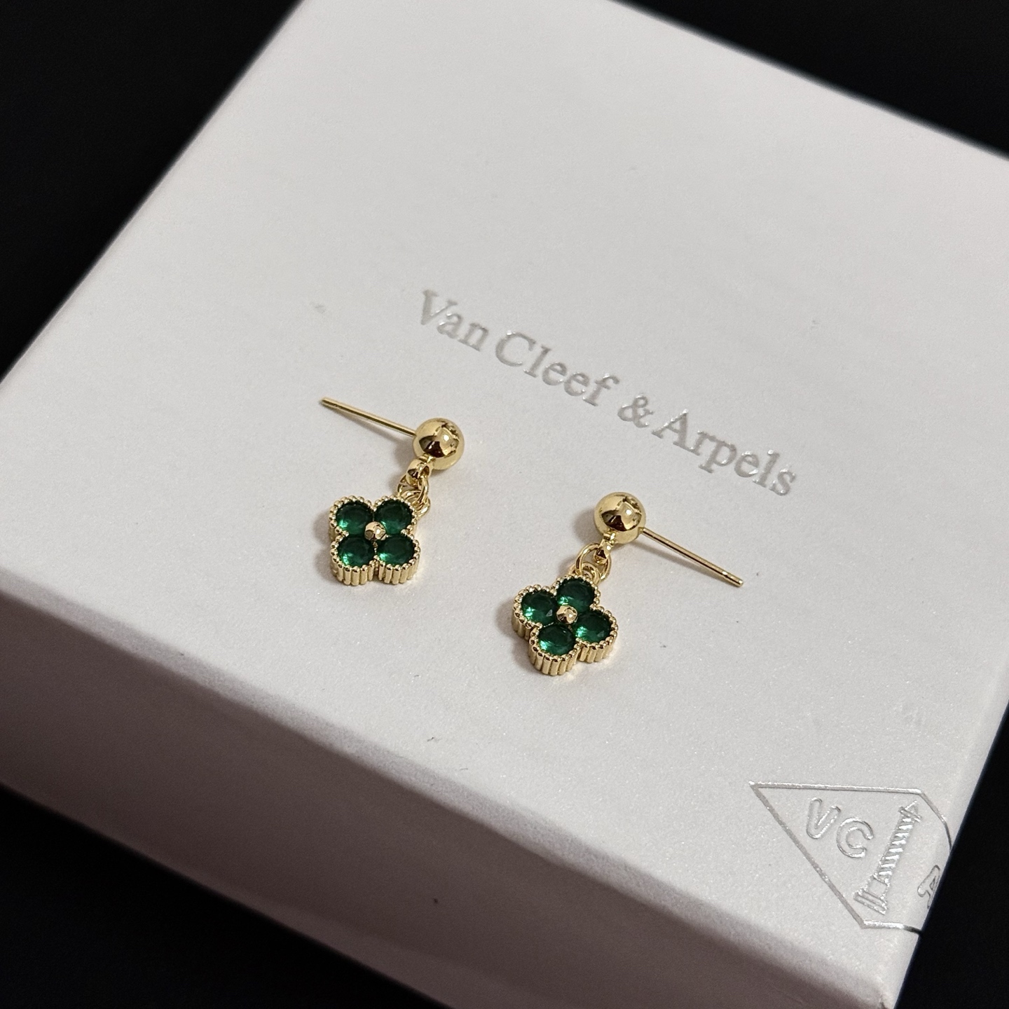 Orecchini Van Cleef Arpels Alhambra in metallo oro giallo con pietre preziose verde smeraldo pendente da 10 mm