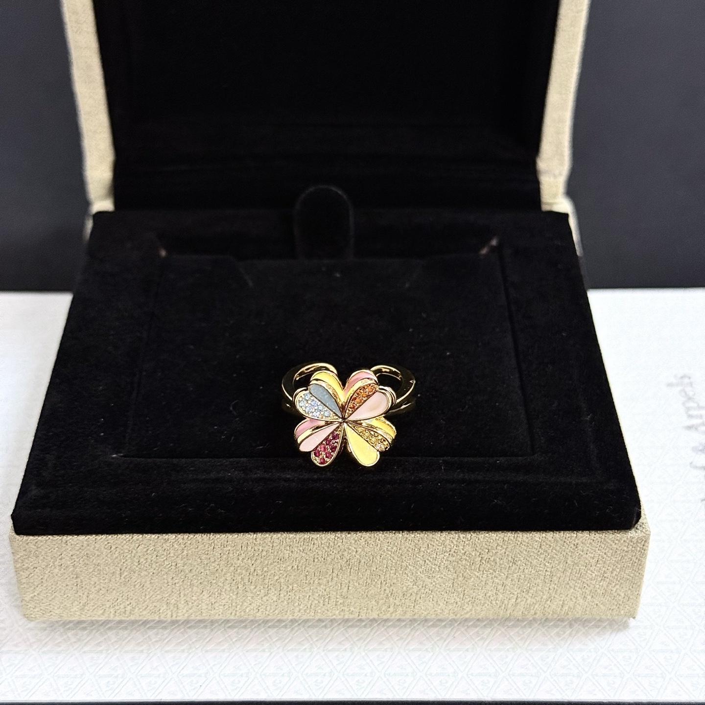 Anello Van Cleef Arpels Alhambra Four Leaf Clover in metallo dorato giallo con smalto multicolor e pavé di pietre preziose rosse arancioni gialle fascia aperta regolabile