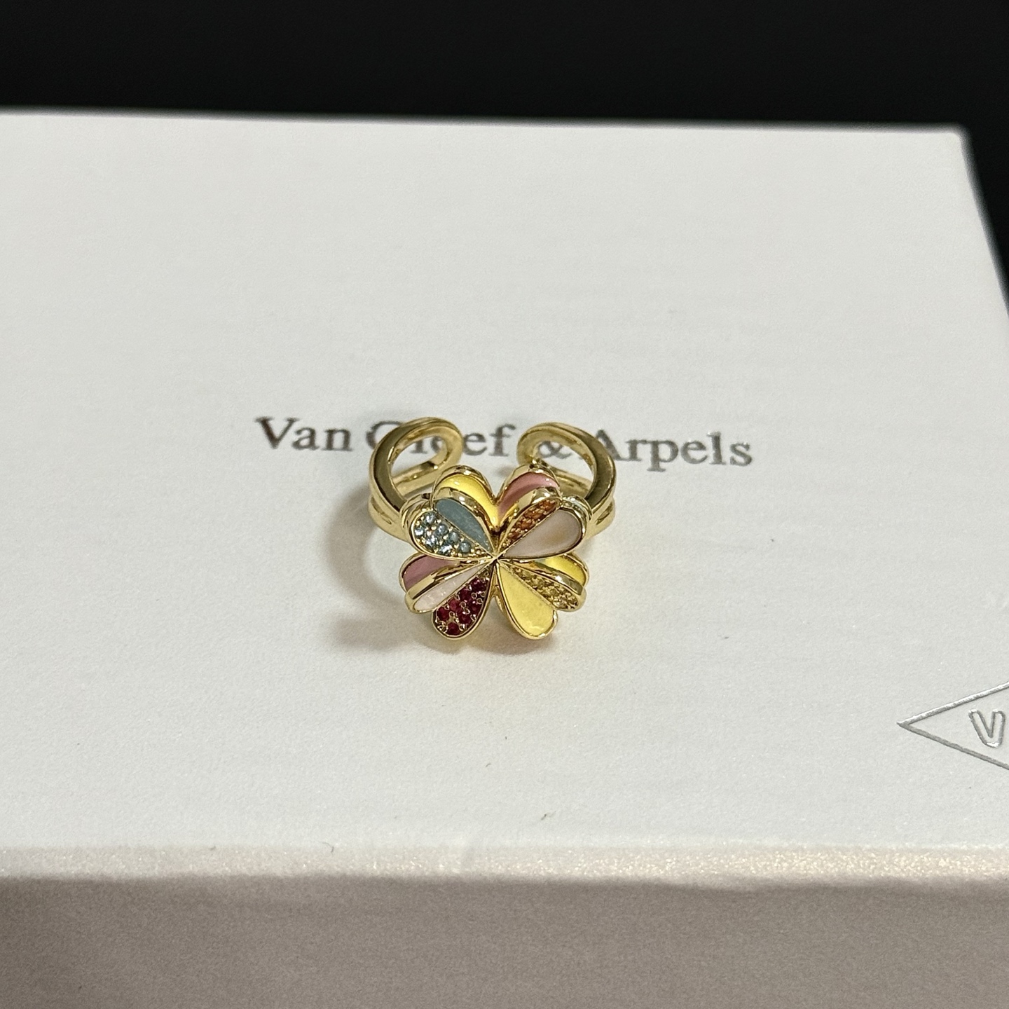 Anello Van Cleef Arpels Alhambra Four Leaf Clover in metallo dorato giallo con smalto multicolor e pavé di pietre preziose rosse arancioni gialle fascia aperta regolabile