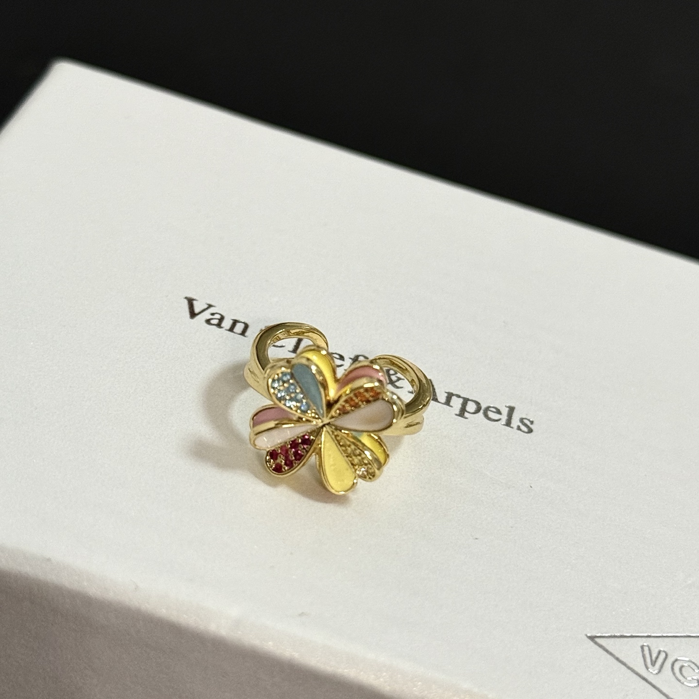 Anello Van Cleef Arpels Alhambra Four Leaf Clover in metallo dorato giallo con smalto multicolor e pavé di pietre preziose rosse arancioni gialle fascia aperta regolabile
