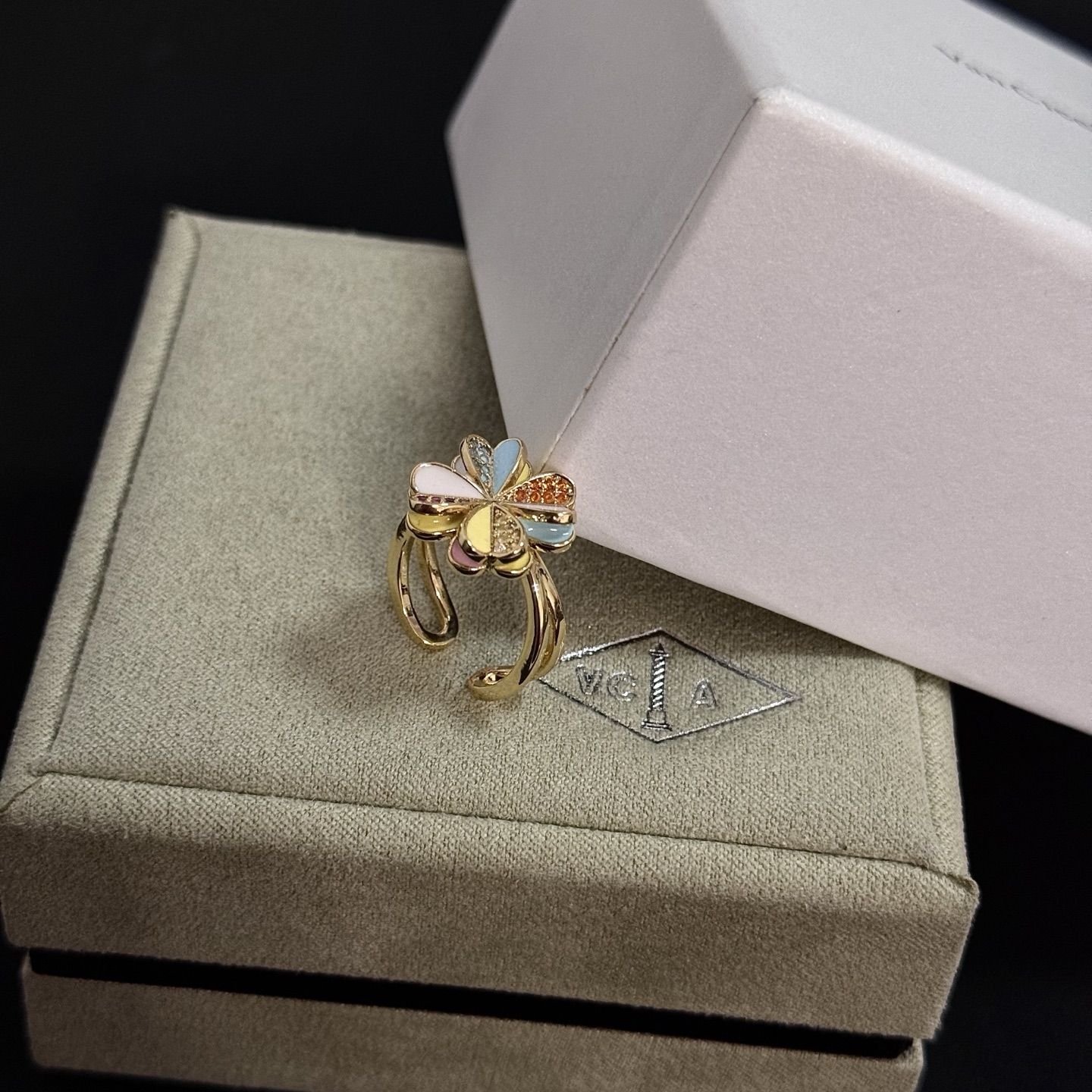 Anello Van Cleef Arpels Alhambra Four Leaf Clover in metallo dorato giallo con smalto multicolor e pavé di pietre preziose rosse arancioni gialle fascia aperta regolabile