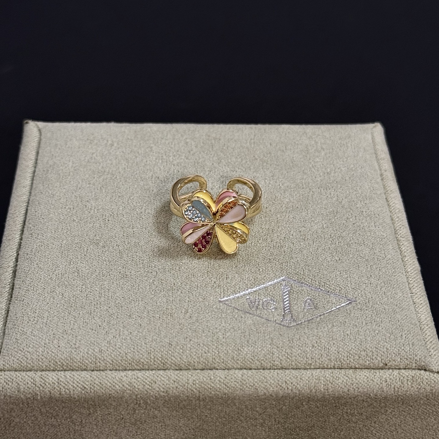 Anello Van Cleef Arpels Alhambra Four Leaf Clover in metallo dorato giallo con smalto multicolor e pavé di pietre preziose rosse arancioni gialle fascia aperta regolabile