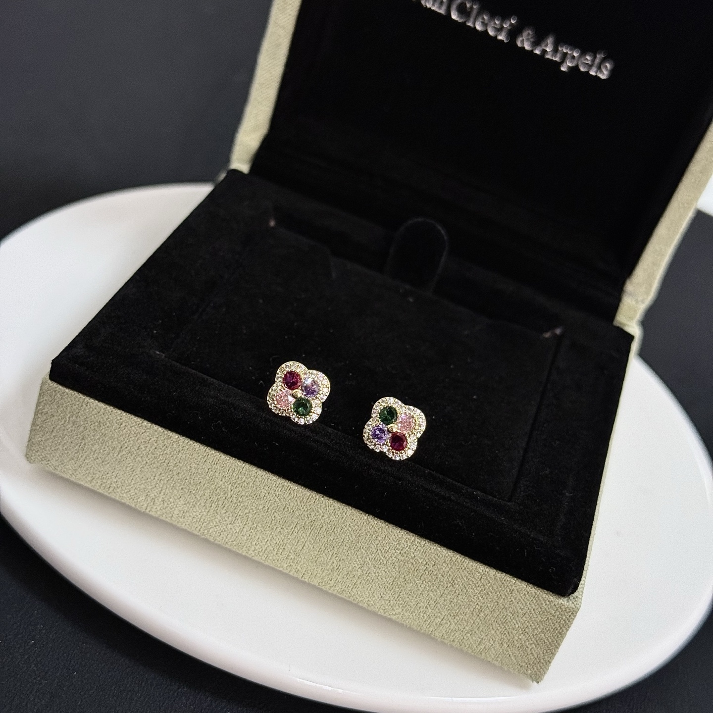 Pendientes Van Cleef Arpels Alhambra de metal en oro amarillo con pavé de diamantes blancos, piedras preciosas verdes, rosas, moradas y rojas rubíes de 8 mm de diámetro