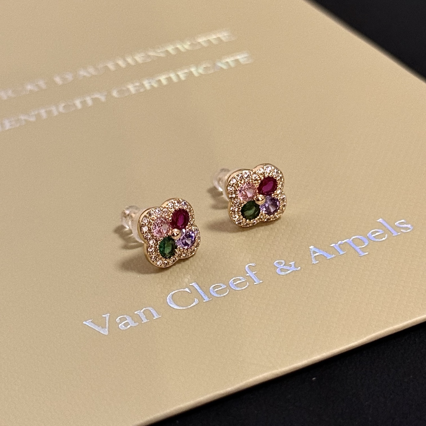 Pendientes Van Cleef Arpels Alhambra de metal en oro amarillo con pavé de diamantes blancos, piedras preciosas verdes, rosas, moradas y rojas rubíes de 8 mm de diámetro
