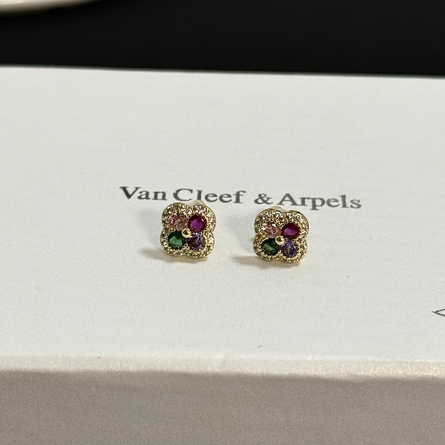 Pendientes Van Cleef Arpels Alhambra de metal en oro amarillo con pavé de diamantes blancos, piedras preciosas verdes, rosas, moradas y rojas rubíes de 8 mm de diámetro