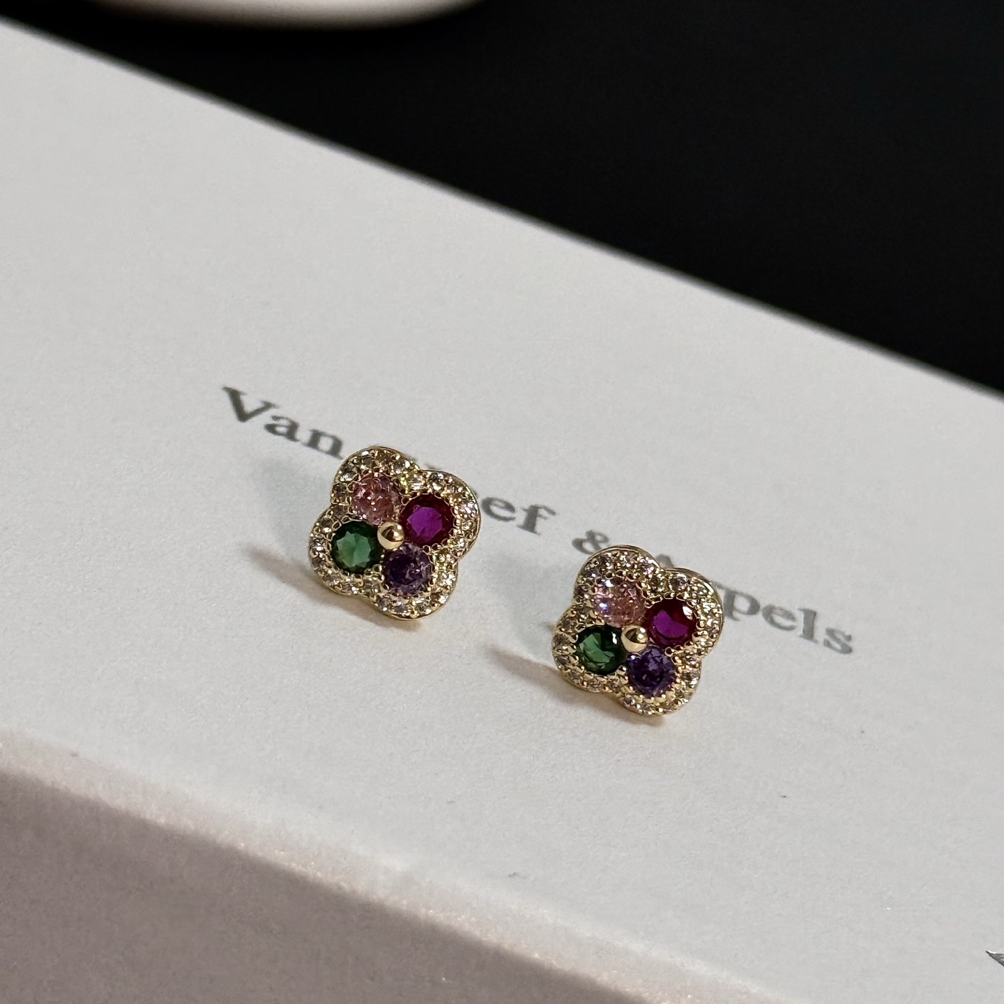 Pendientes Van Cleef Arpels Alhambra de metal en oro amarillo con pavé de diamantes blancos, piedras preciosas verdes, rosas, moradas y rojas rubíes de 8 mm de diámetro