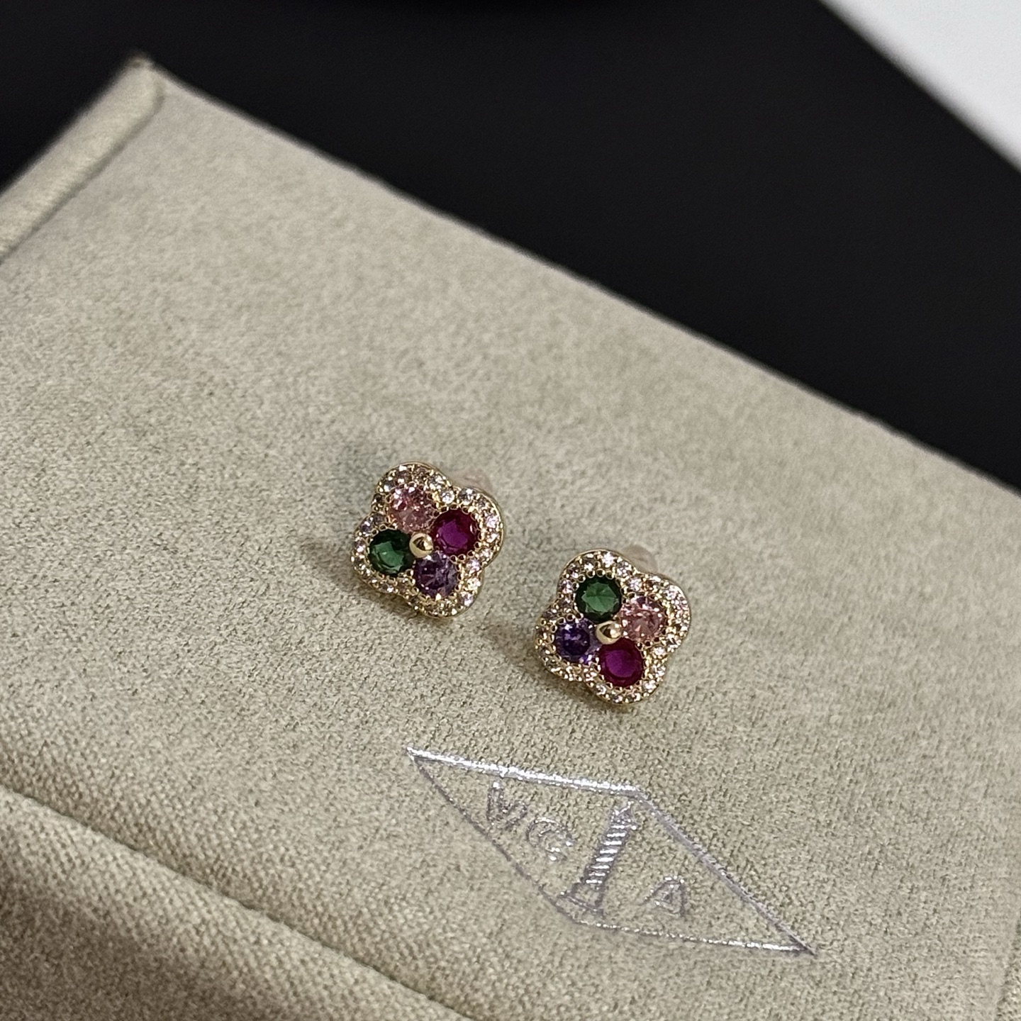 Pendientes Van Cleef Arpels Alhambra de metal en oro amarillo con pavé de diamantes blancos, piedras preciosas verdes, rosas, moradas y rojas rubíes de 8 mm de diámetro