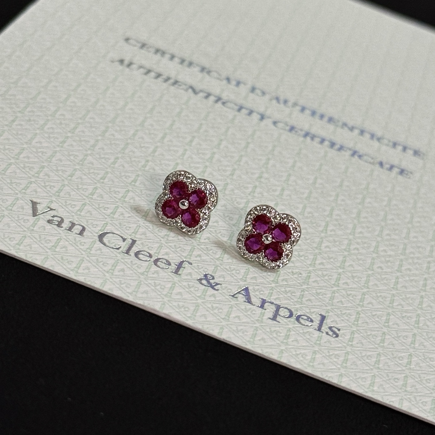 Orecchini Van Cleef Arpels Alhambra in oro bianco, metallo, pietre preziose rosse, rubini, accenti di diamanti bianchi, diametro del perno di 8 mm