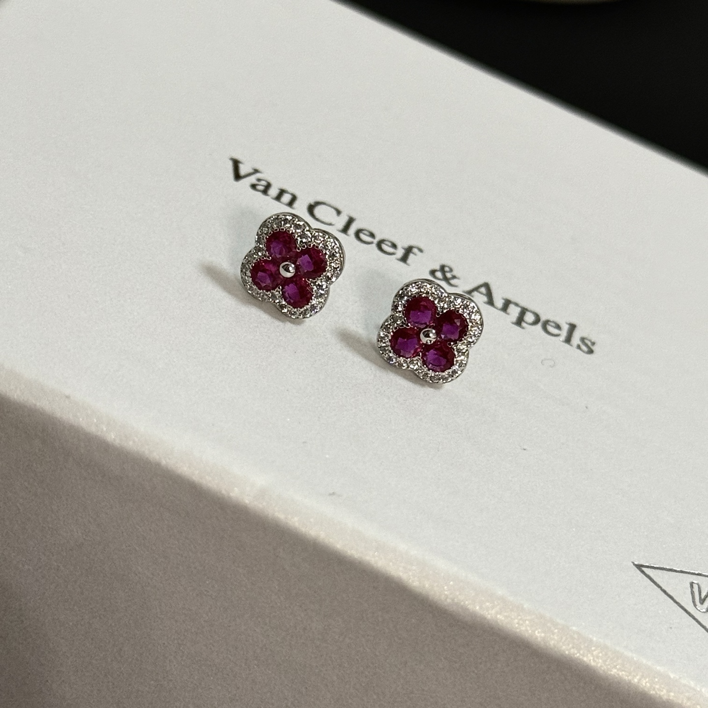 Orecchini Van Cleef Arpels Alhambra in oro bianco, metallo, pietre preziose rosse, rubini, accenti di diamanti bianchi, diametro del perno di 8 mm