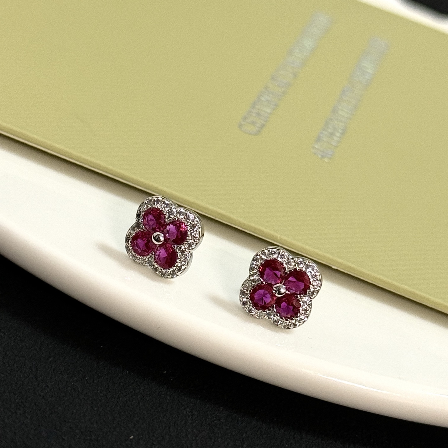 Orecchini Van Cleef Arpels Alhambra in oro bianco, metallo, pietre preziose rosse, rubini, accenti di diamanti bianchi, diametro del perno di 8 mm