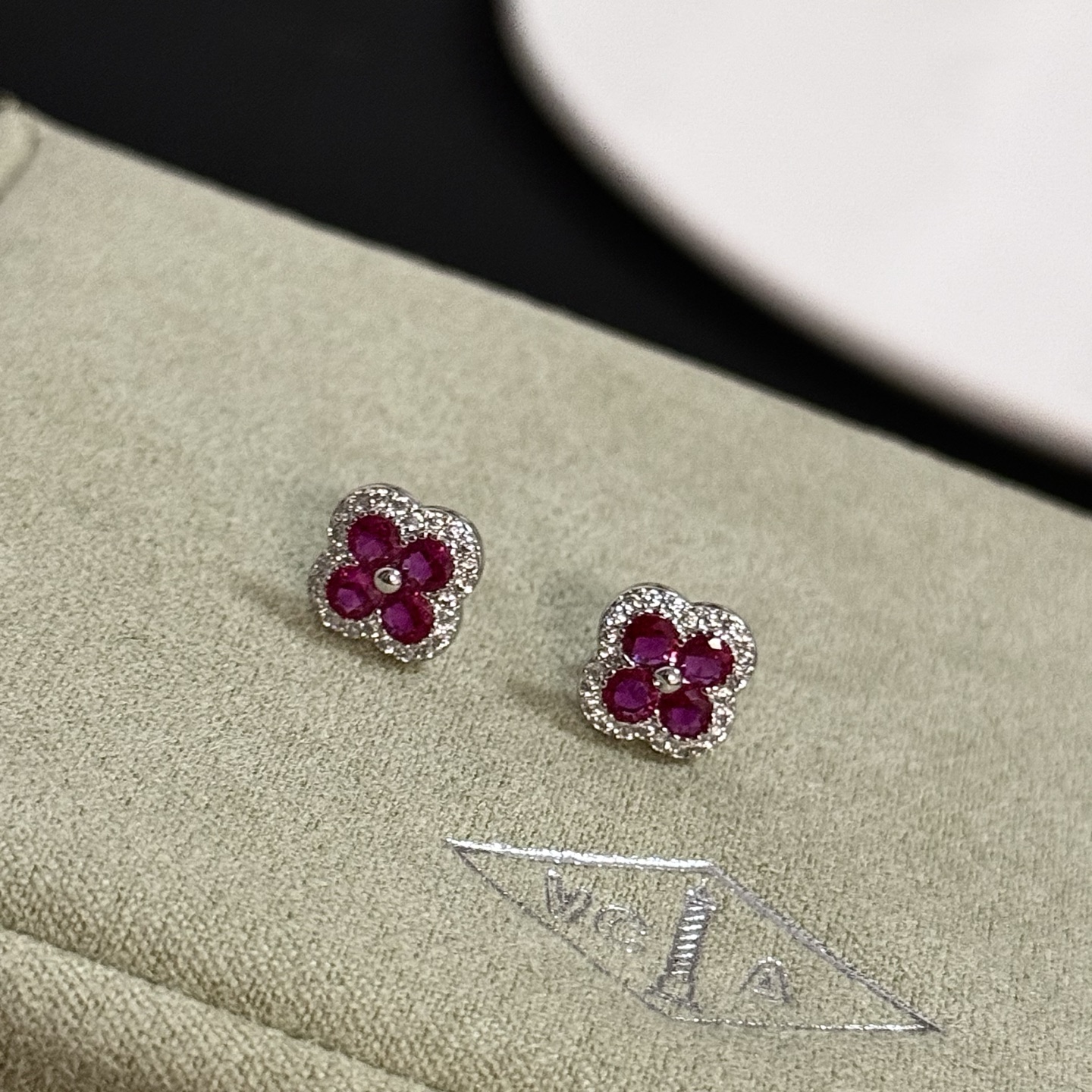 Orecchini Van Cleef Arpels Alhambra in oro bianco, metallo, pietre preziose rosse, rubini, accenti di diamanti bianchi, diametro del perno di 8 mm