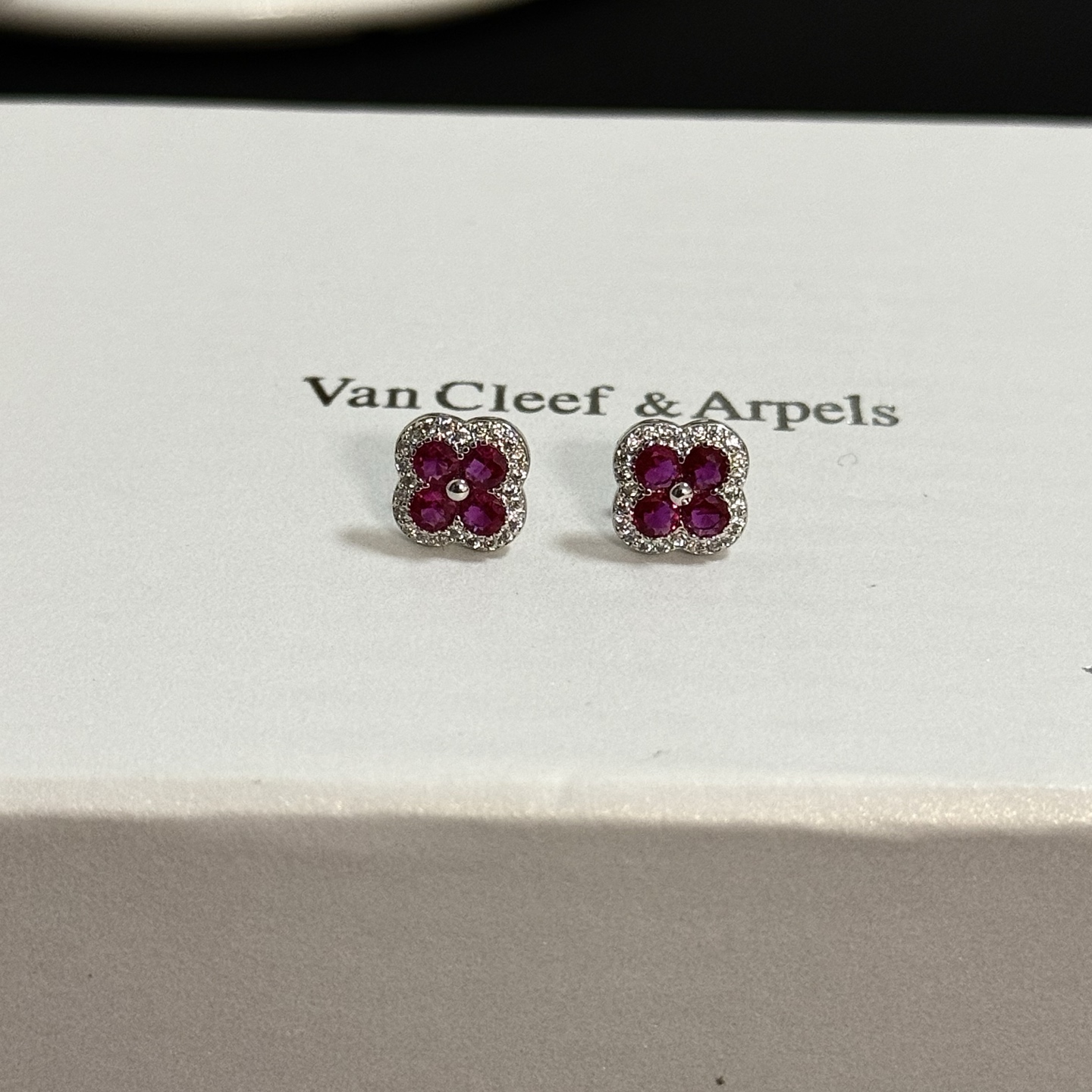 Orecchini Van Cleef Arpels Alhambra in oro bianco, metallo, pietre preziose rosse, rubini, accenti di diamanti bianchi, diametro del perno di 8 mm