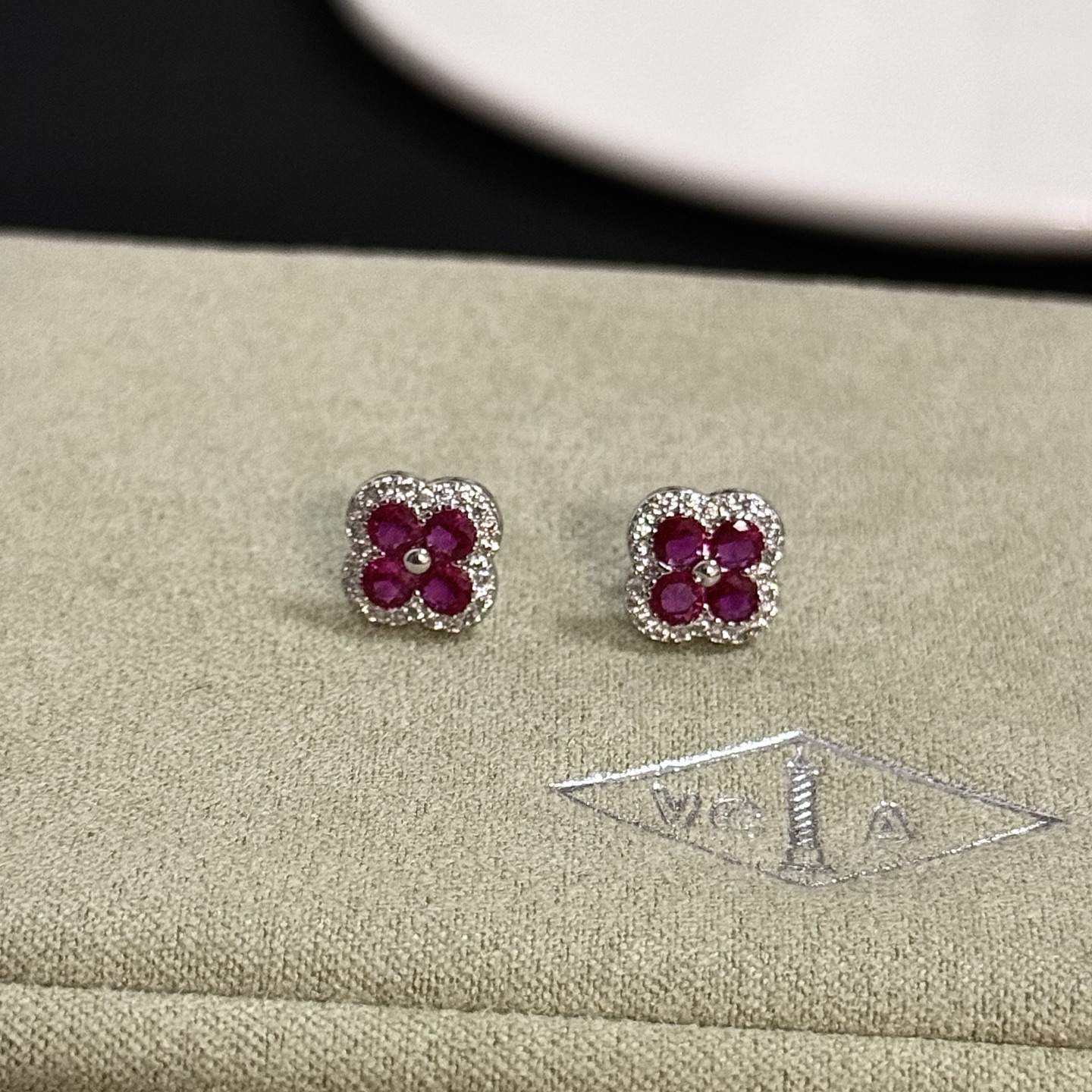 Orecchini Van Cleef Arpels Alhambra in oro bianco, metallo, pietre preziose rosse, rubini, accenti di diamanti bianchi, diametro del perno di 8 mm