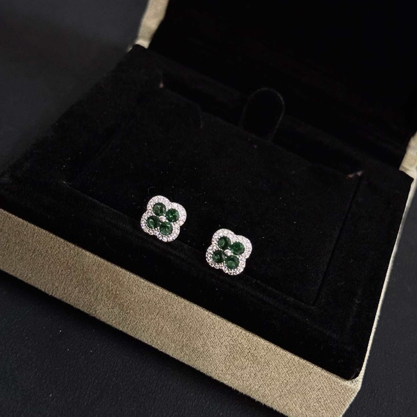 Orecchini Van Cleef Arpels Alhambra in metallo dorato bianco con pietre preziose verdi e accenti di diamanti bianchi, diametro del perno di 8 mm