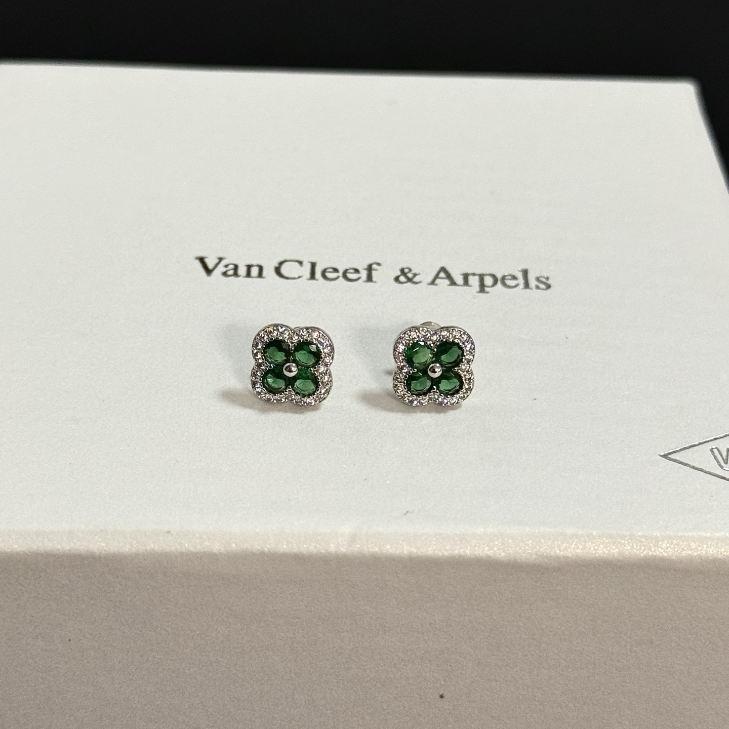 Orecchini Van Cleef Arpels Alhambra in metallo dorato bianco con pietre preziose verdi e accenti di diamanti bianchi, diametro del perno di 8 mm